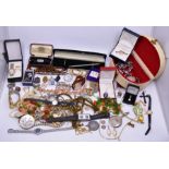 A large collection of costume jewellery (qty)