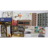 Hornby: A collection of assorted Hornby Dublo buildings, trackside accessories, signals, both