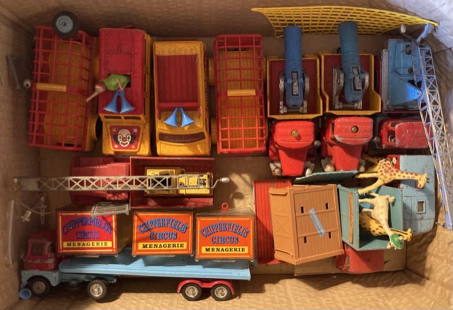 Diecast: A collection of assorted Corgi Chipperfields and Pinder Circus Vehicles in playworn - Image 2 of 2