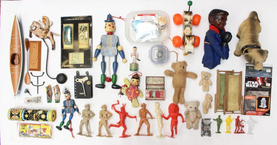Collectables: A collection of assorted trinkets and small toys to include: Marx plastic figures,