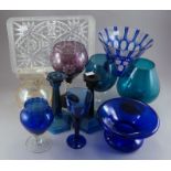 A group of eight coloured pieces of glassware (8)