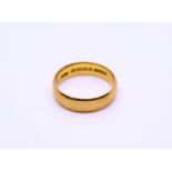 A 22ct gold band 5.75g