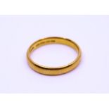 22ct gold band, weight 5.19g approx. size (R)