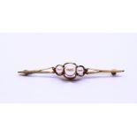A 9ct cultured pearl bow brooch stamped '9ct' approx. 5.0g