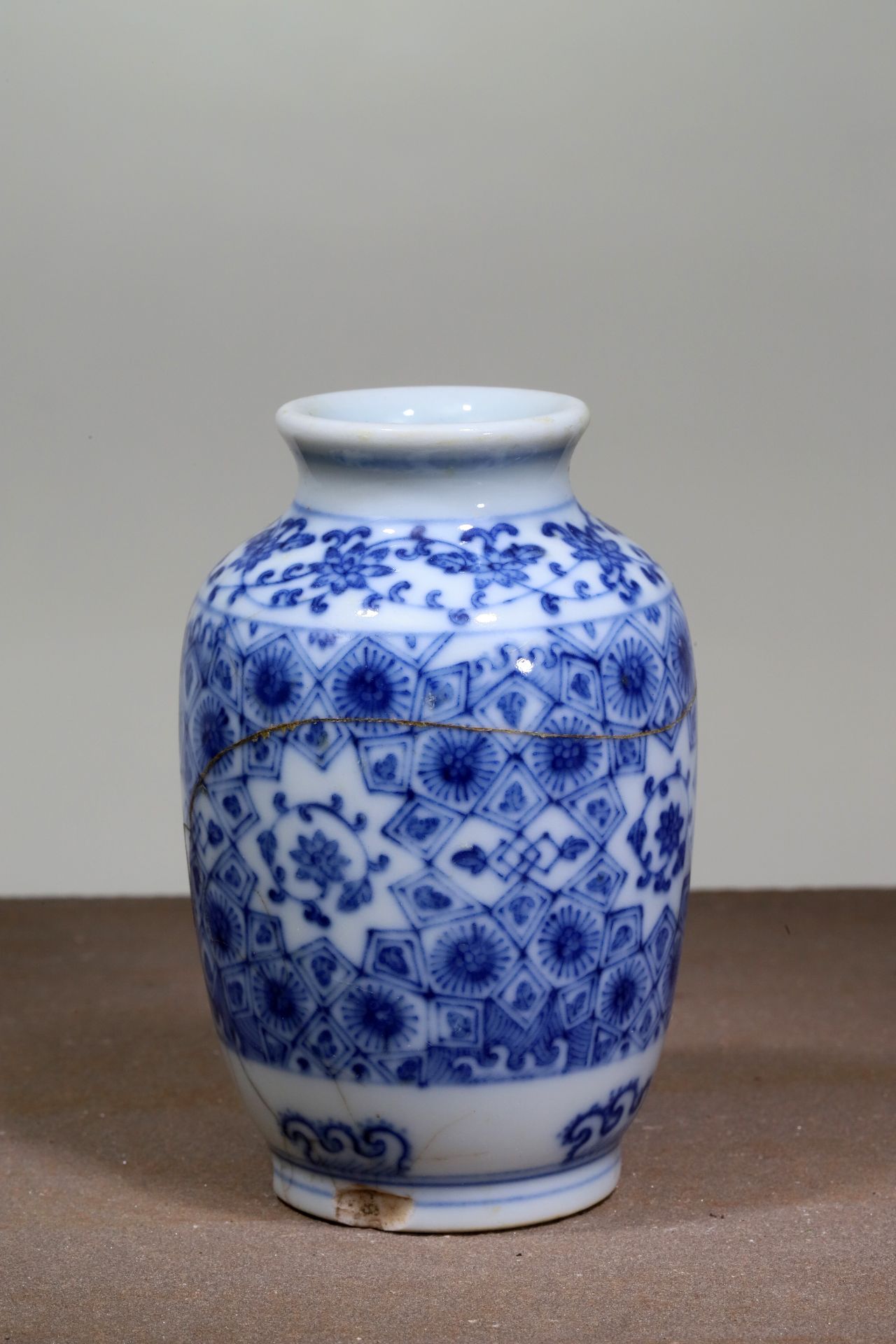 BLUE AND WHITE LANTERN SHAPED VASE