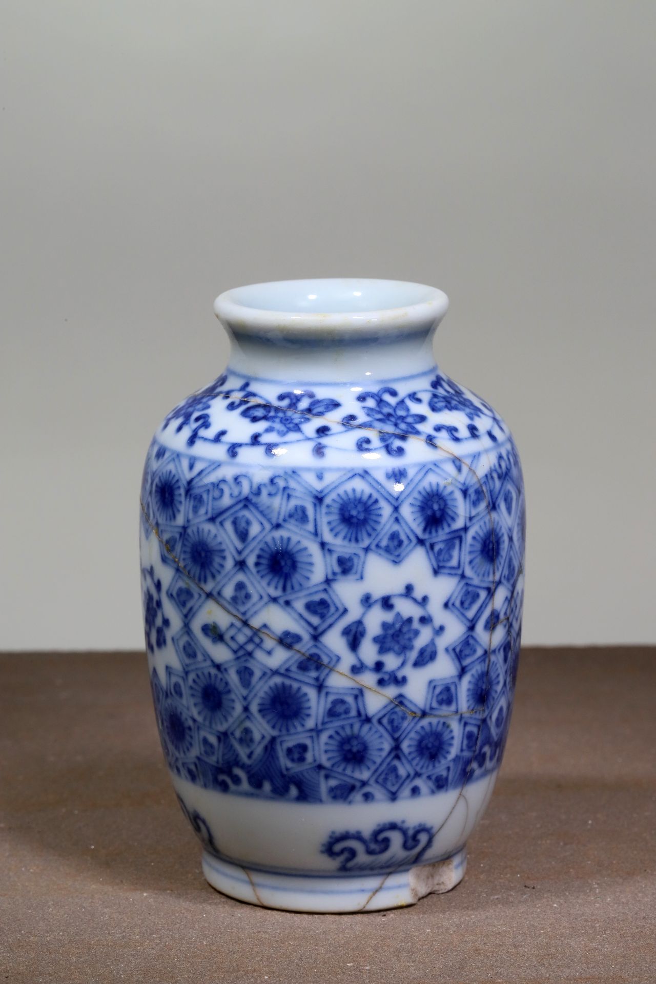 BLUE AND WHITE LANTERN SHAPED VASE - Image 2 of 4