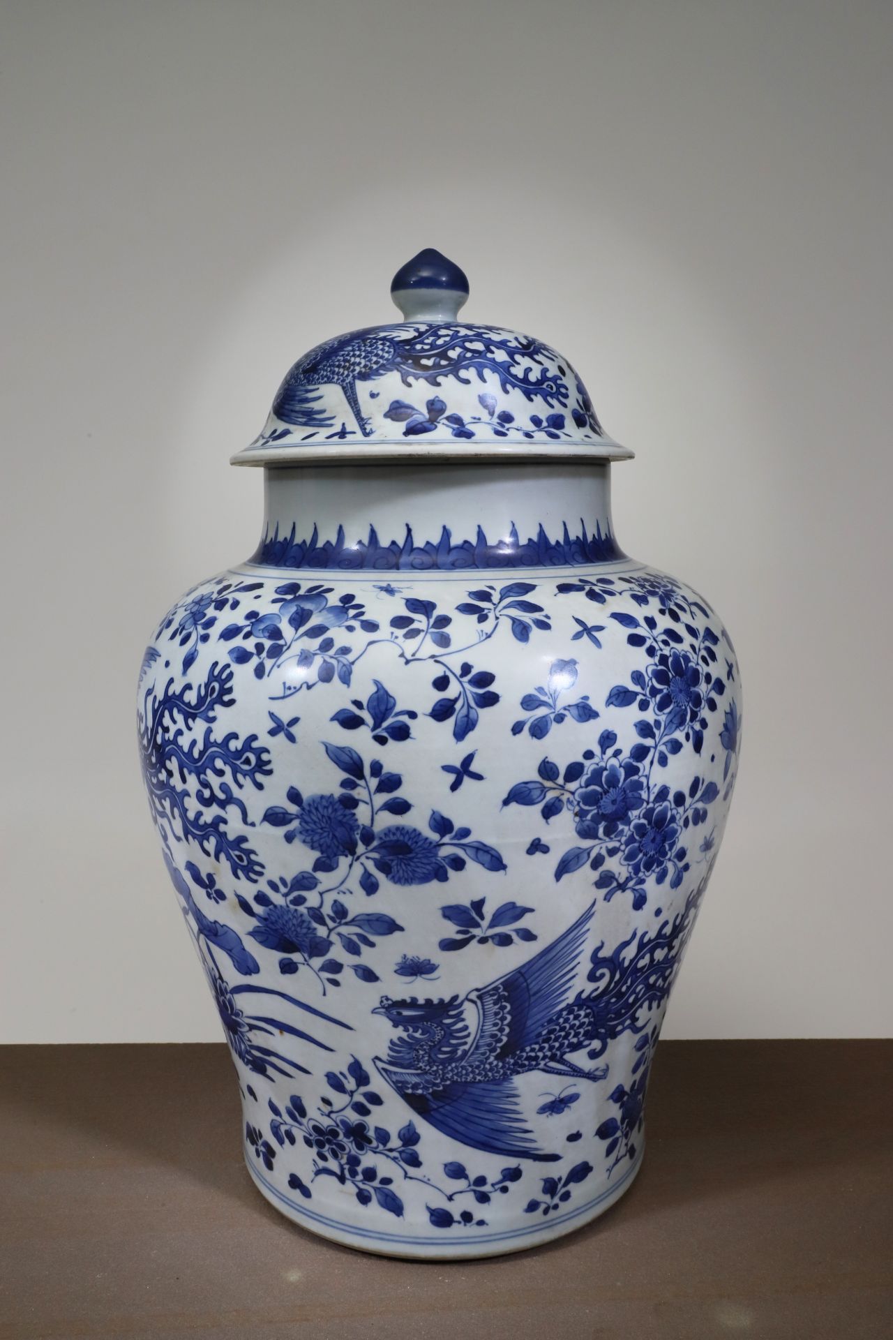 LIDDED BLUE AND WHITE JAR - Image 3 of 6