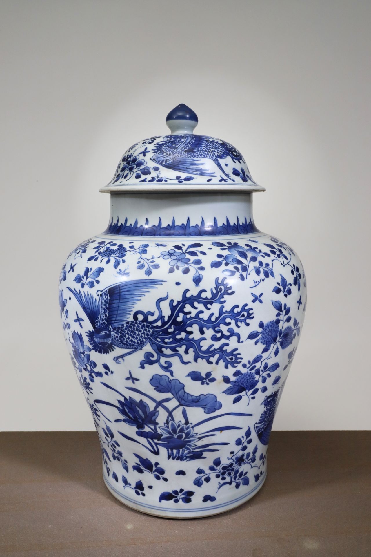 LIDDED BLUE AND WHITE JAR - Image 4 of 6