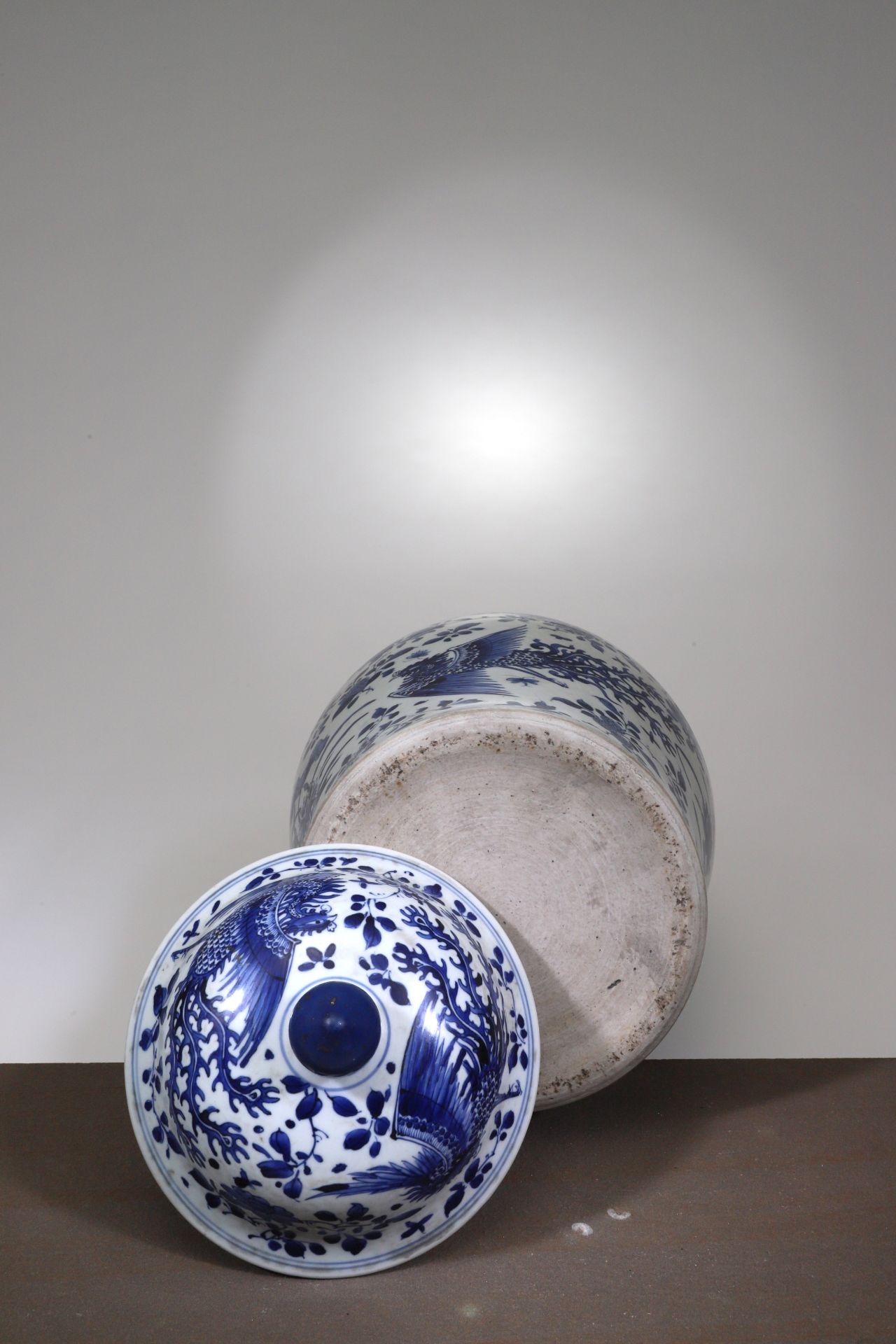 LIDDED BLUE AND WHITE JAR - Image 6 of 6