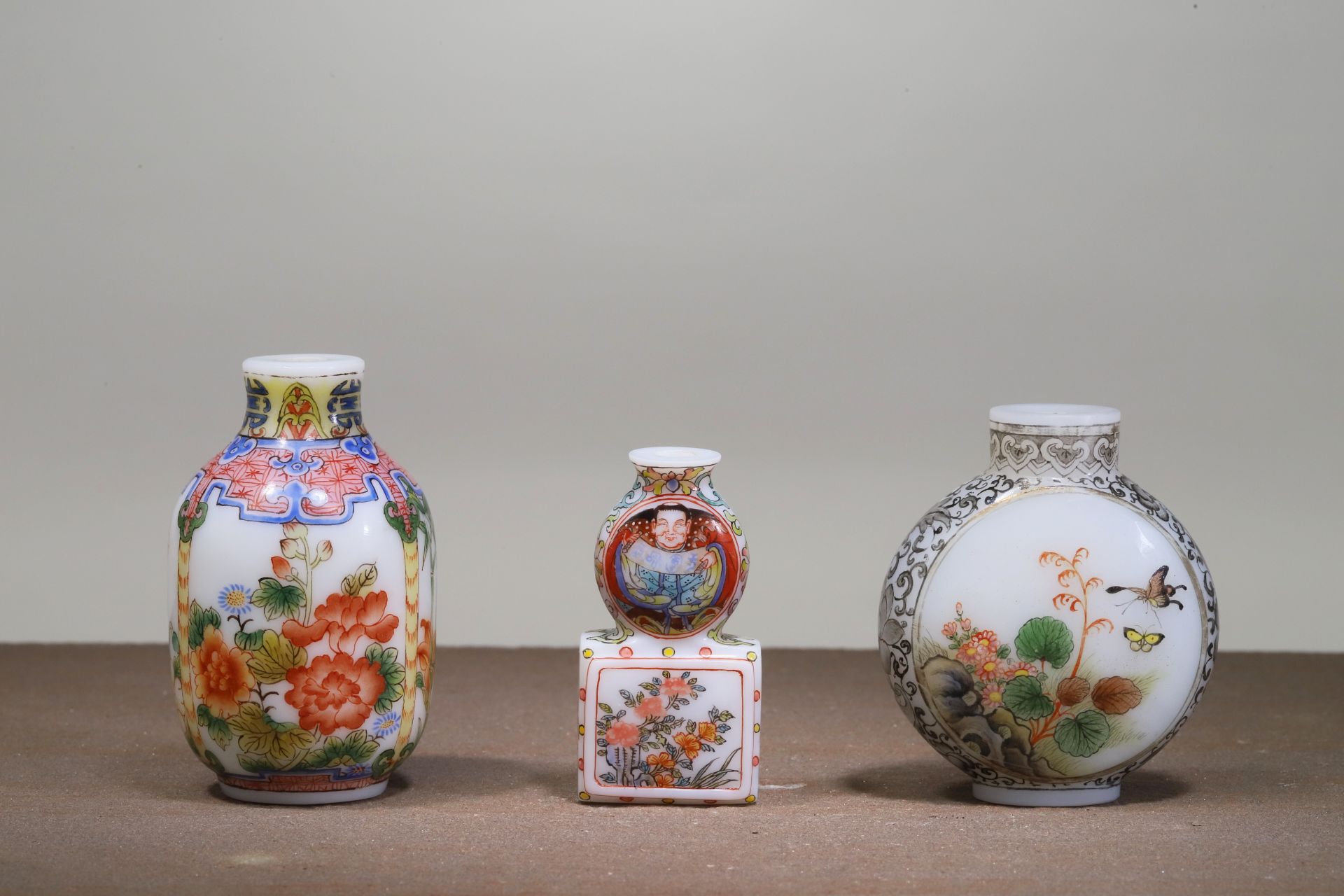 THREE GLASS PAINTING ENAMEL SNUFF BOTTLES