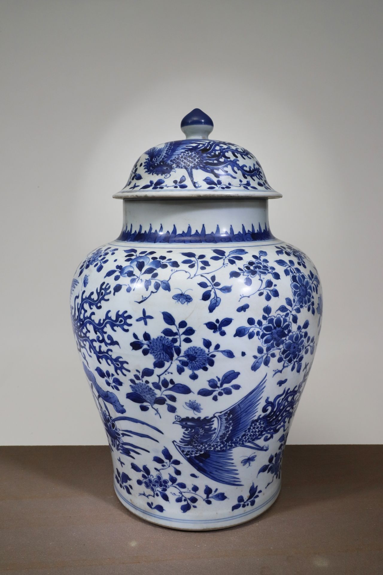 LIDDED BLUE AND WHITE JAR - Image 5 of 6