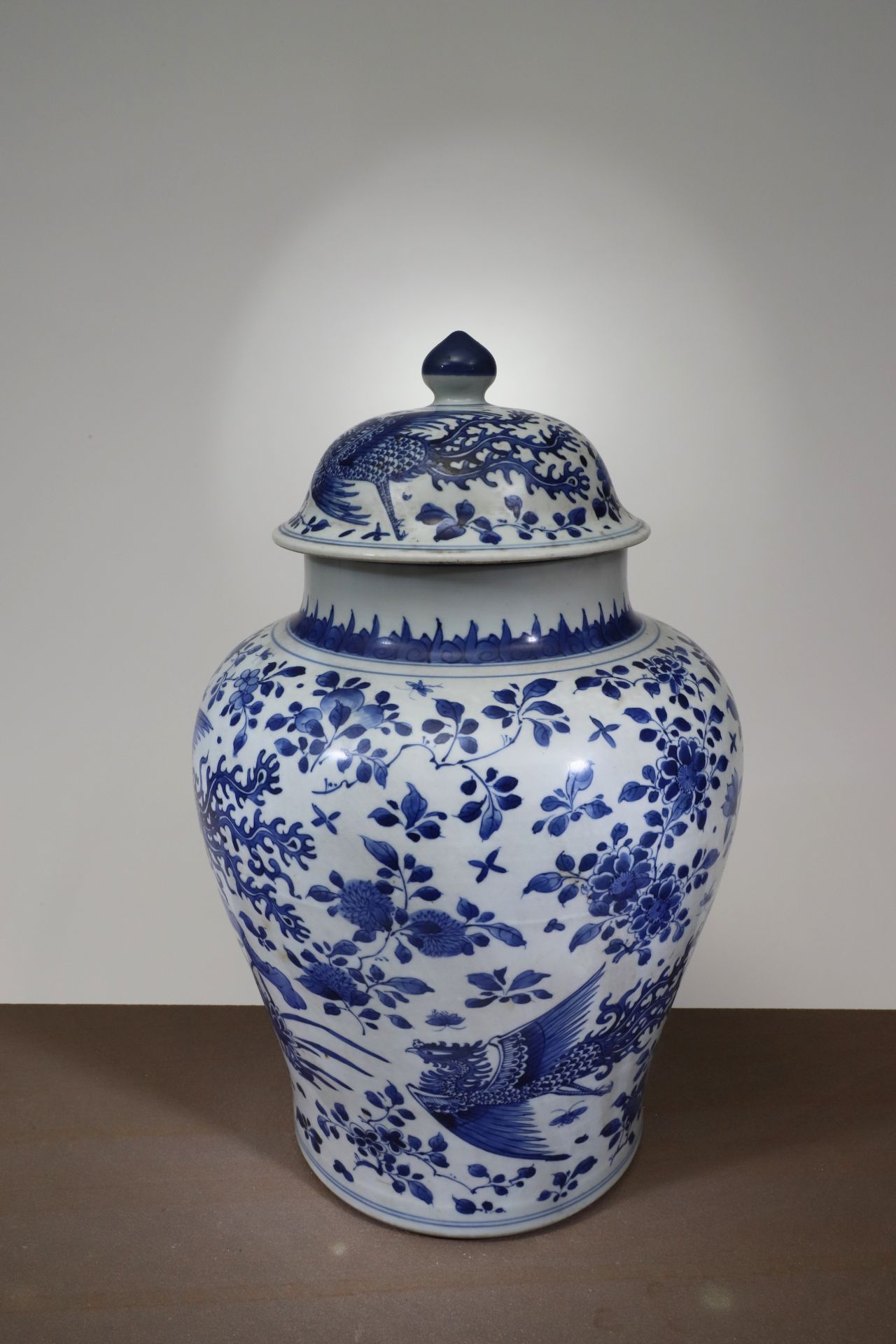 LIDDED BLUE AND WHITE JAR - Image 2 of 6