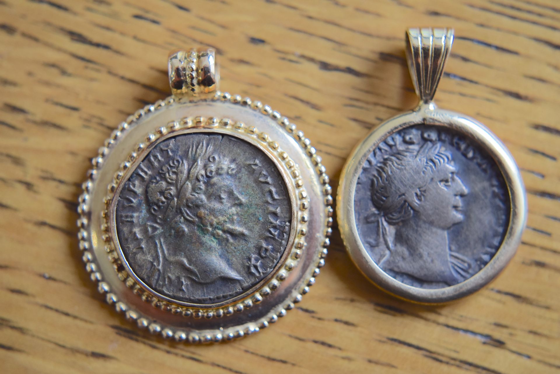 2x Roman Gold 18k Pendants