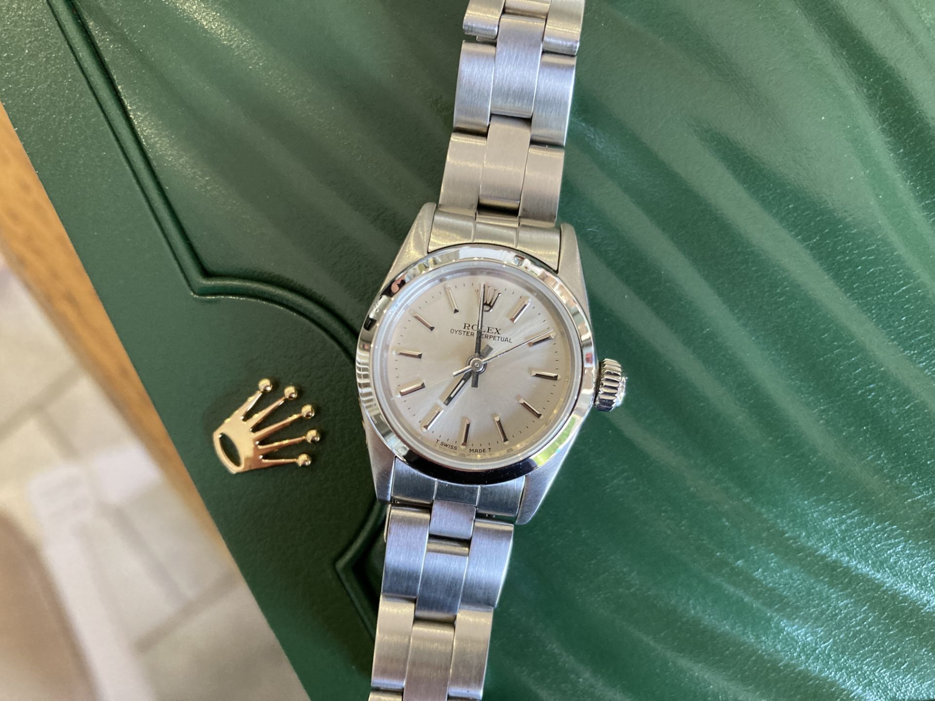 ROLEX OYSTER PERPETUAL 24MM, STAINLESS STEEL, SILVER DIAL - BOX NOT INCLUDED - Image 3 of 12