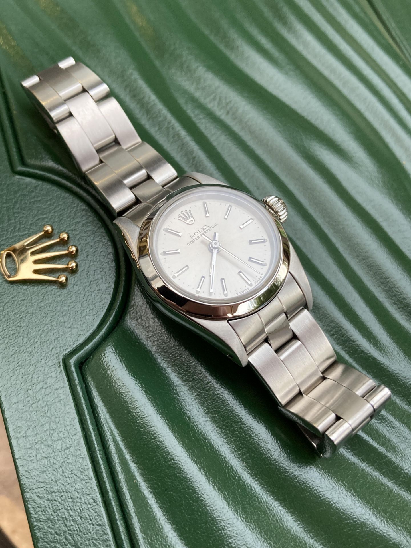 ROLEX OYSTER PERPETUAL 24MM, STAINLESS STEEL, SILVER DIAL - BOX NOT INCLUDED - Image 11 of 12