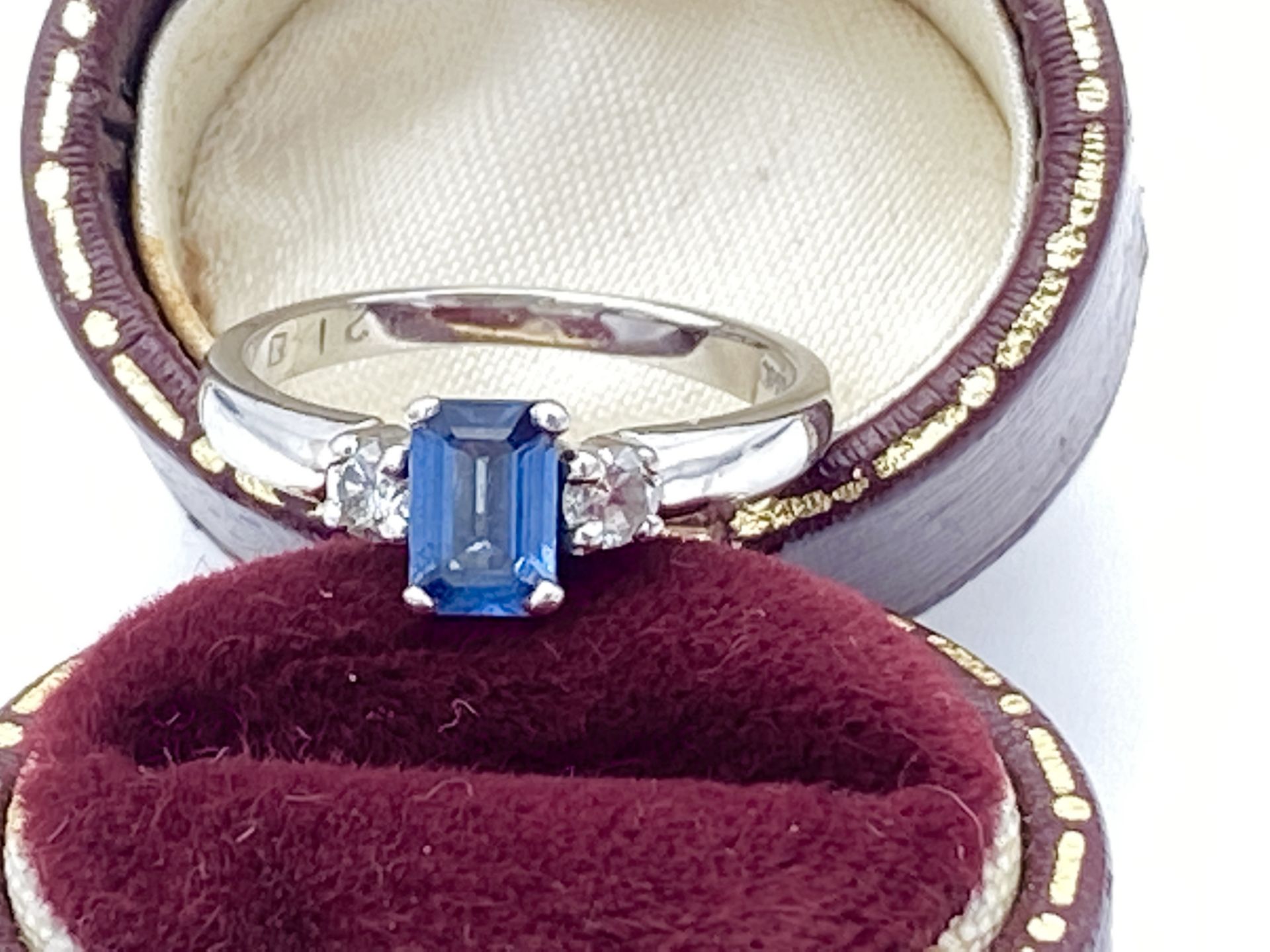 18ct GOLD CEYLON SAPPHIRE & DIAMOND RING