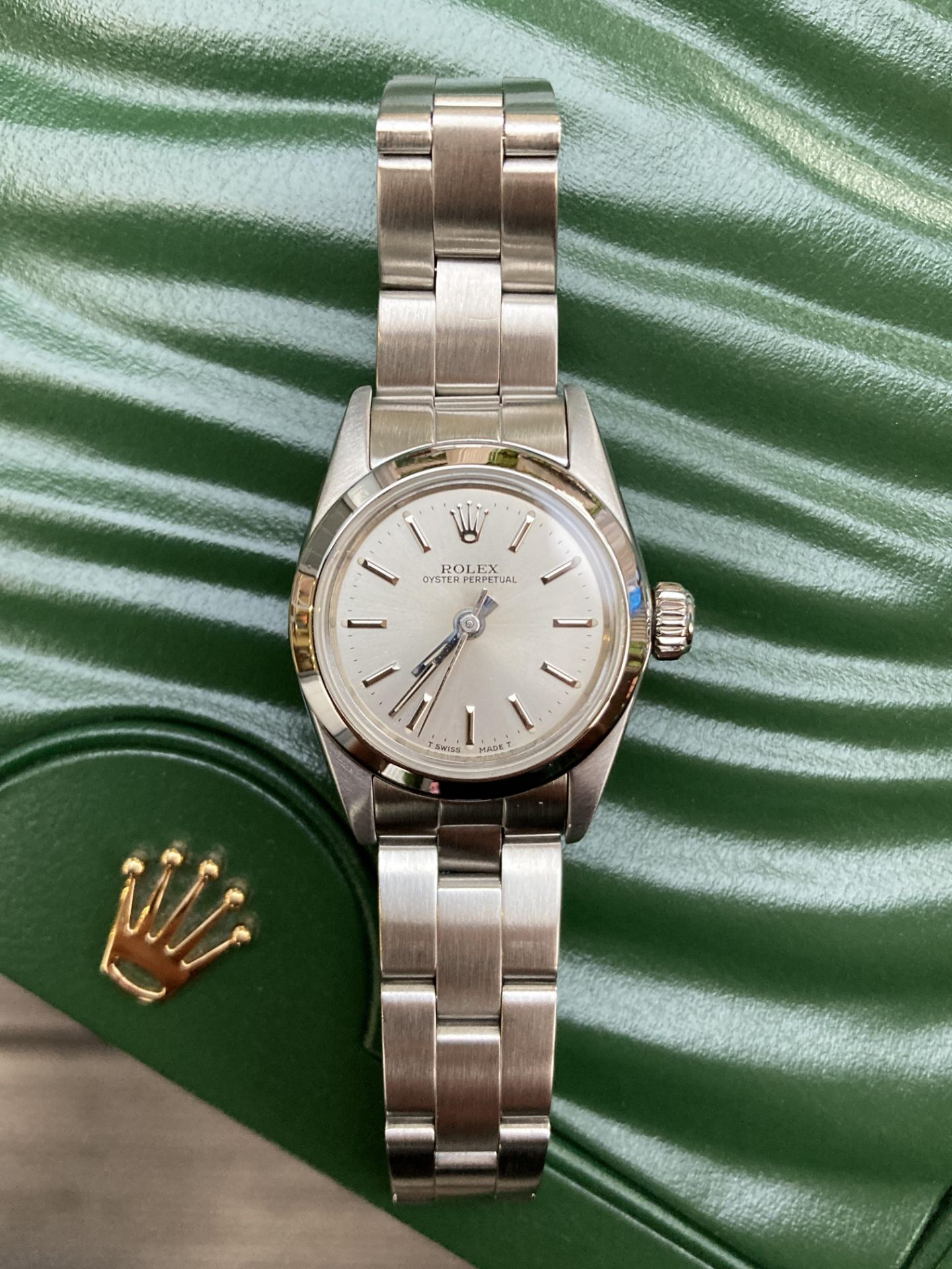 ROLEX OYSTER PERPETUAL 24MM, STAINLESS STEEL, SILVER DIAL - BOX NOT INCLUDED - Image 9 of 12