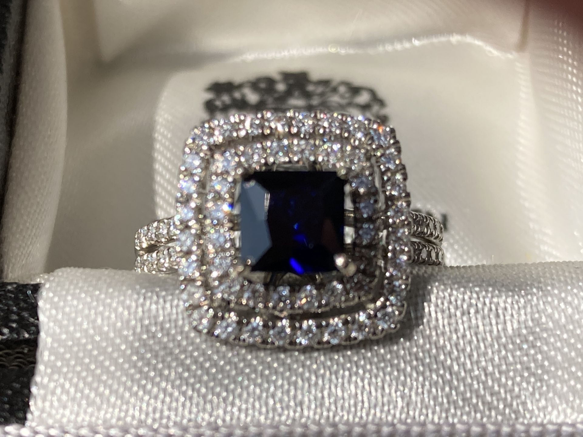 1.51CT BLUE SAPPHIRE & DIAMOND RING, 950 PLATINUM - Image 2 of 8