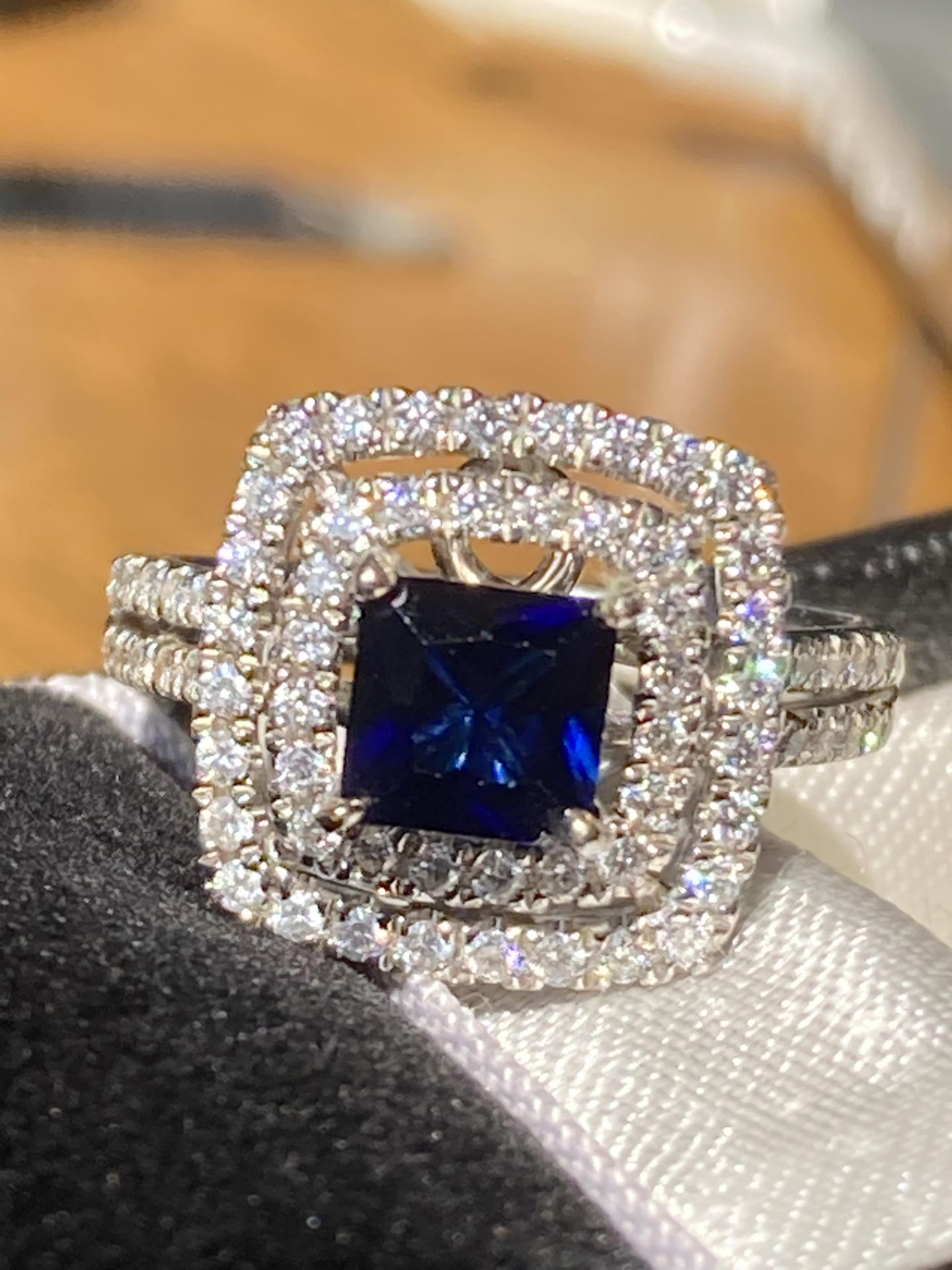1.51CT BLUE SAPPHIRE & DIAMOND RING, 950 PLATINUM