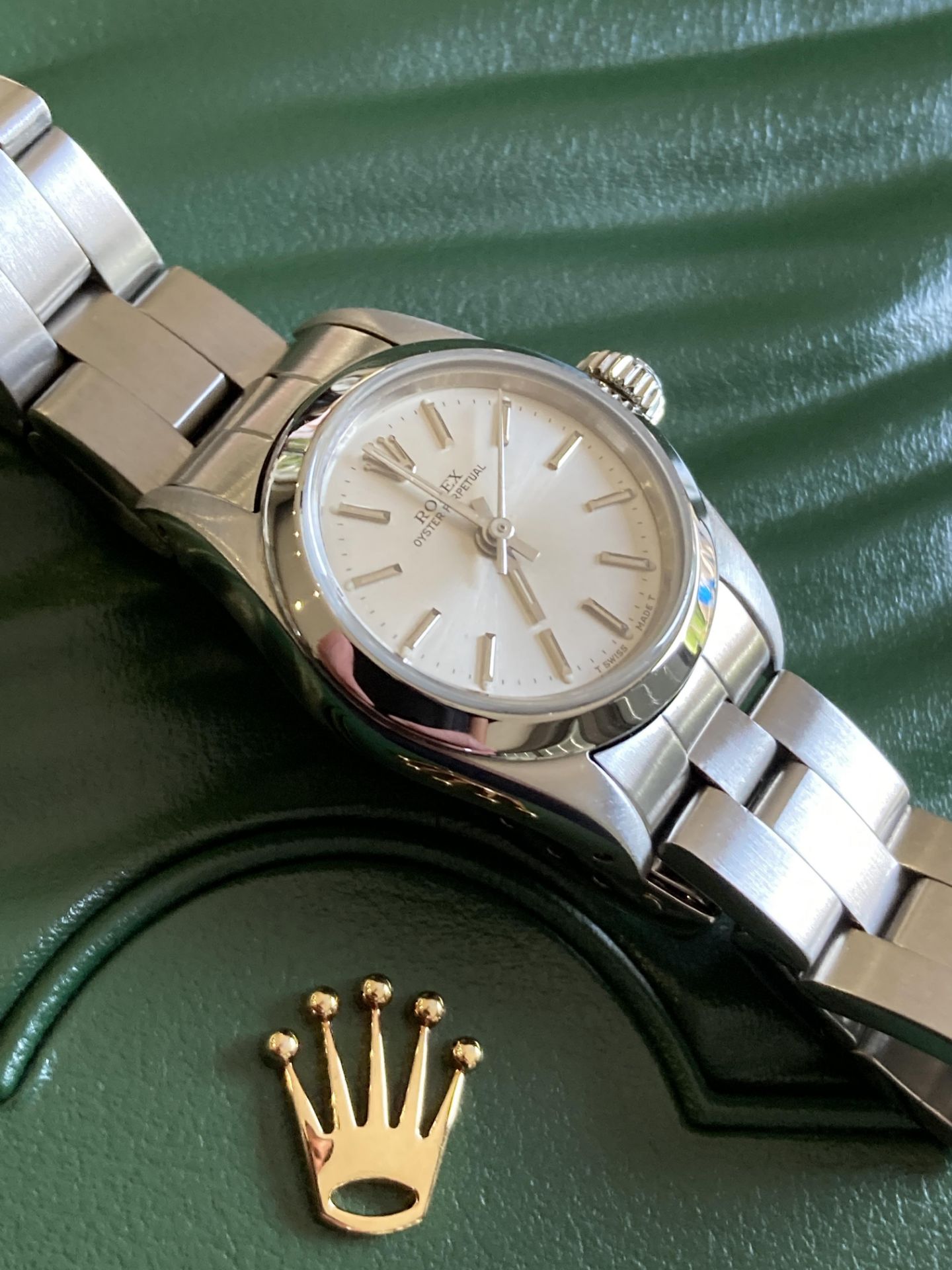 ROLEX OYSTER PERPETUAL 24MM, STAINLESS STEEL, SILVER DIAL - BOX NOT INCLUDED - Image 4 of 12