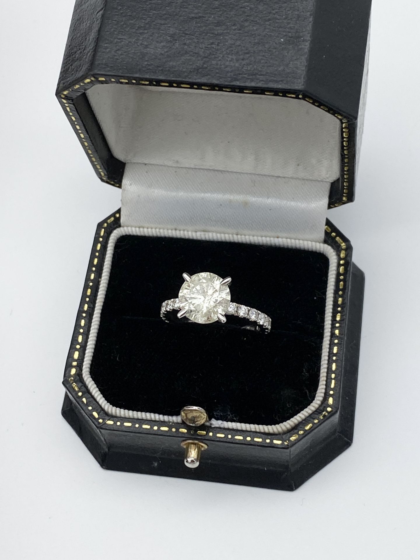 3.13CT DIAMOND RING SET IN 14ct WHITE GOLD - Image 5 of 5