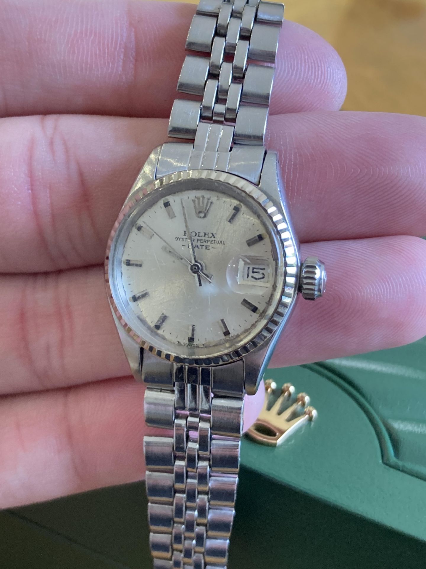 ROLEX OYSTER PERPETUAL DATE 24MM, STAINLESS STEEL, SILVER DIAL - BOX NOT INCLUDED