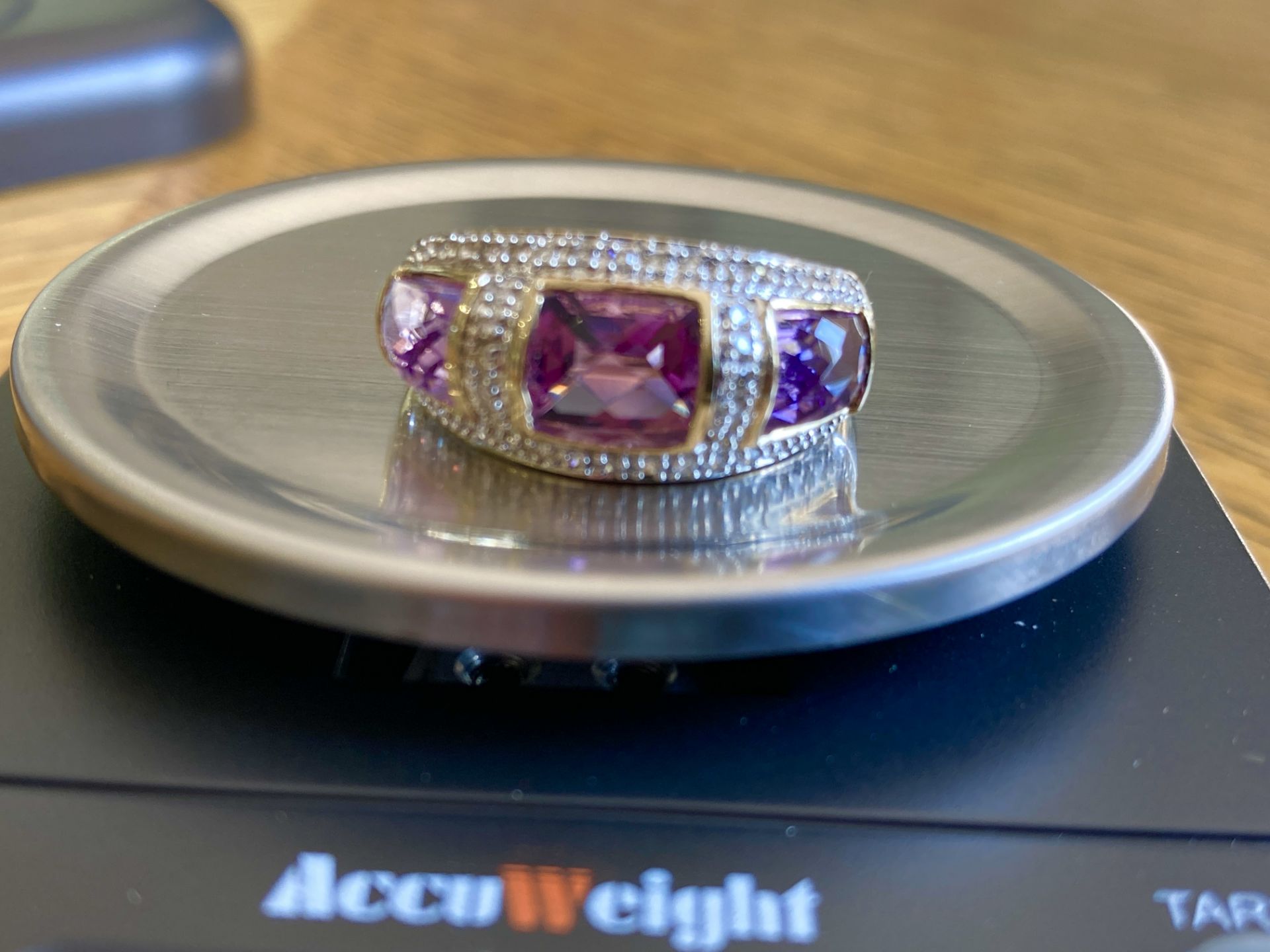 9CT YELLOW GOLD AMETHYST & DIAMOND RING - SIZE: S / WEIGHT: 3.5G - BOX NOT INCLUDED - Image 3 of 9