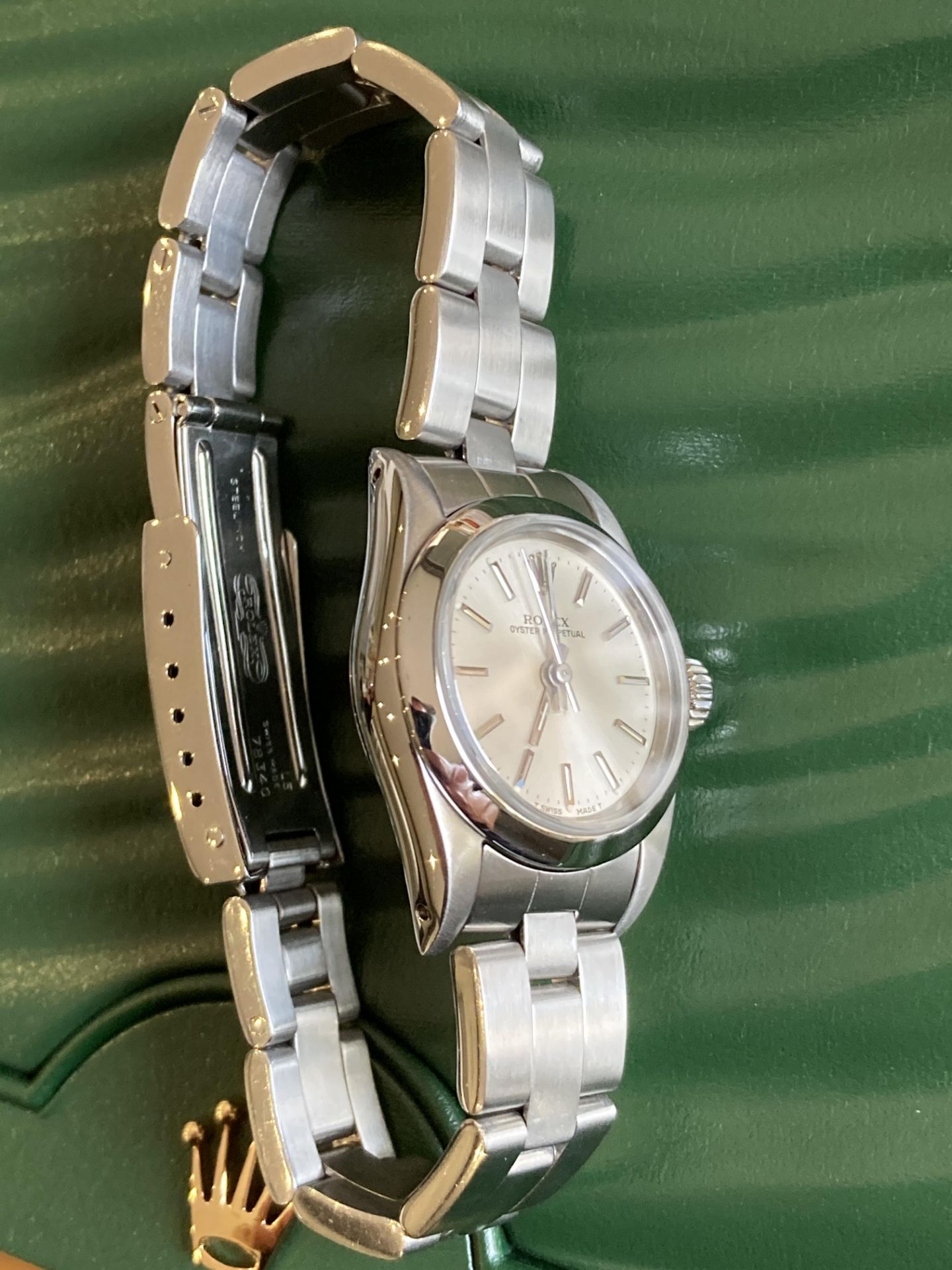 ROLEX OYSTER PERPETUAL 24MM, STAINLESS STEEL, SILVER DIAL - BOX NOT INCLUDED - Image 8 of 12