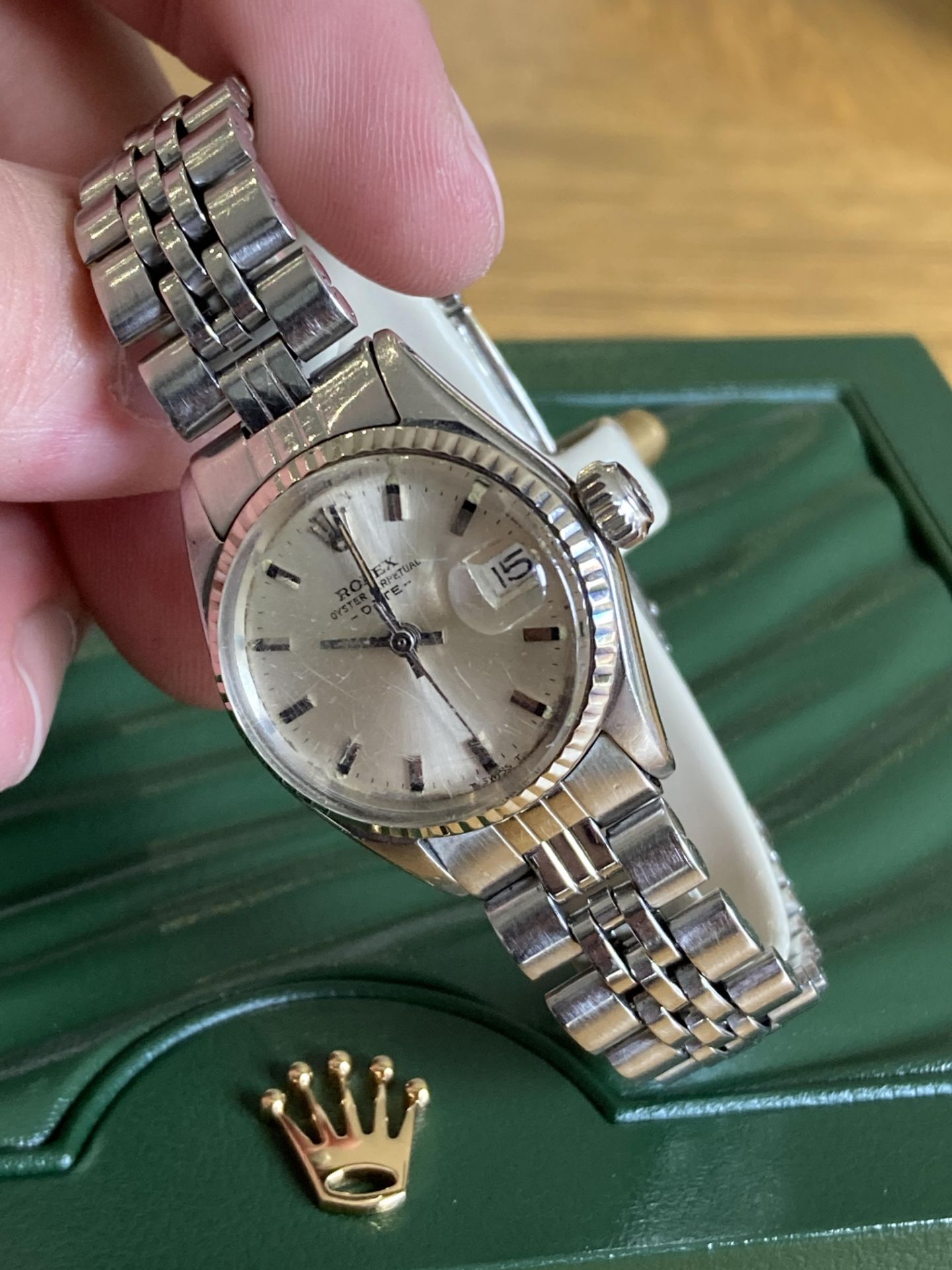 ROLEX OYSTER PERPETUAL DATE 24MM, STAINLESS STEEL, SILVER DIAL - BOX NOT INCLUDED - Image 5 of 5