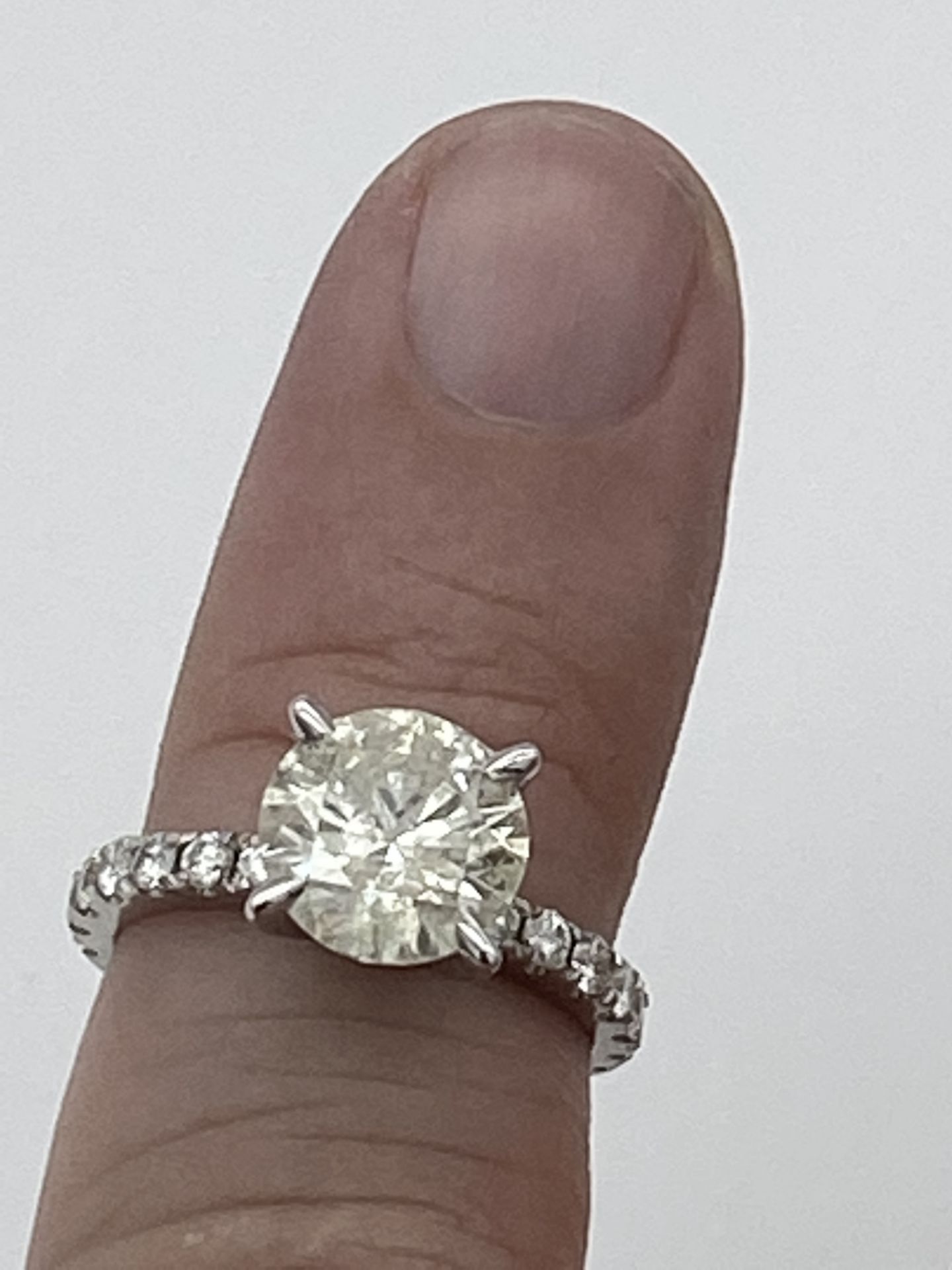 3.13CT DIAMOND RING SET IN 14ct WHITE GOLD - Image 3 of 5