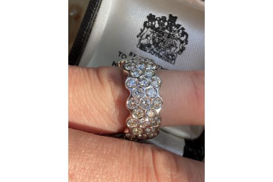 4.5CT DIAMOND RING, WHITE GOLD (TESTED), ROUND BRILLIANT CUT DIAMONDS - Image 2 of 6