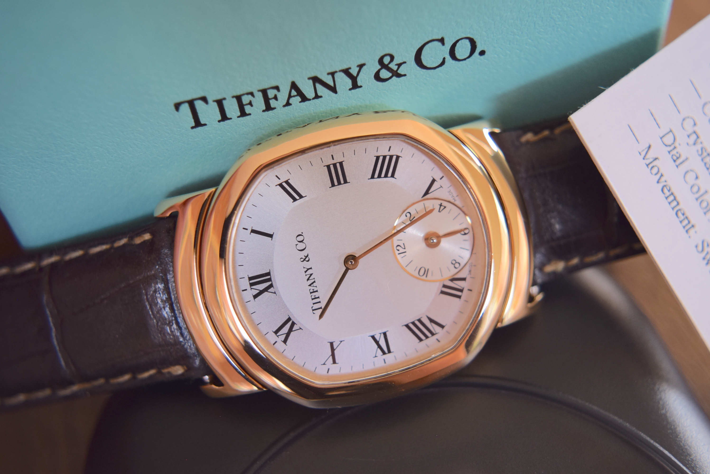 RARE 18K GOLD TIFFANY & CO. "TONNEAU" DUAL-TIME GENTS WRISTWATCH (WITH £9,000 VALUATION) - Image 5 of 10