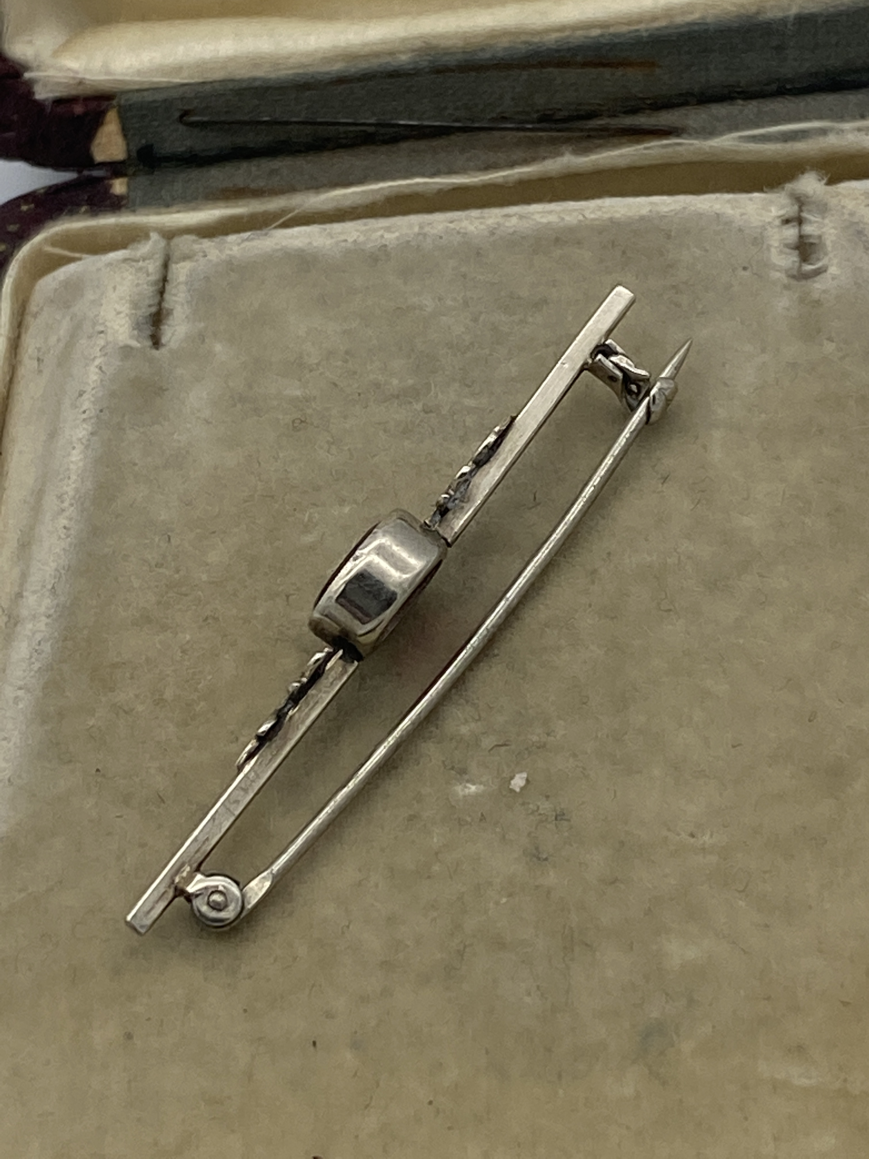 Vintage Jewellery 10ct White Gold Garnet Bar Brooch - Image 2 of 2