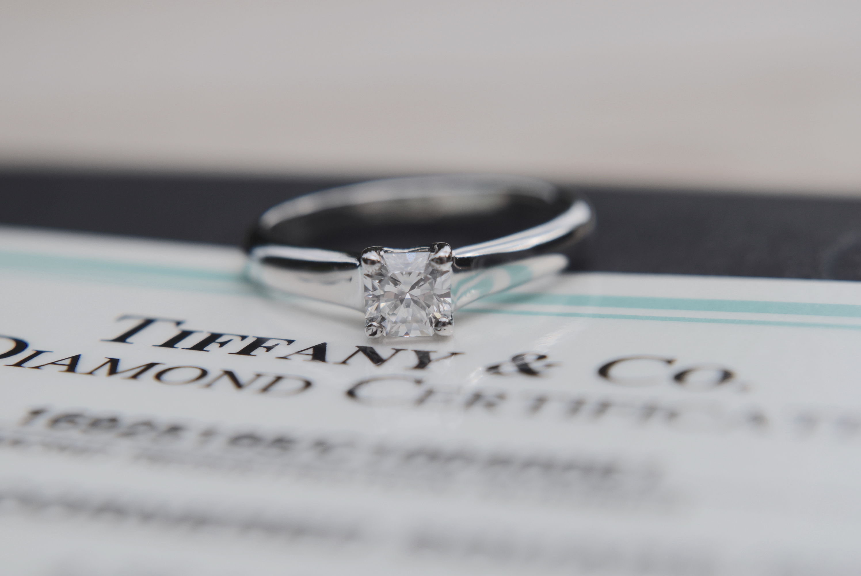 Tiffany & Co. Platinum 'Radiant Cut' Diamond Ring - VS1 / I - Image 4 of 11