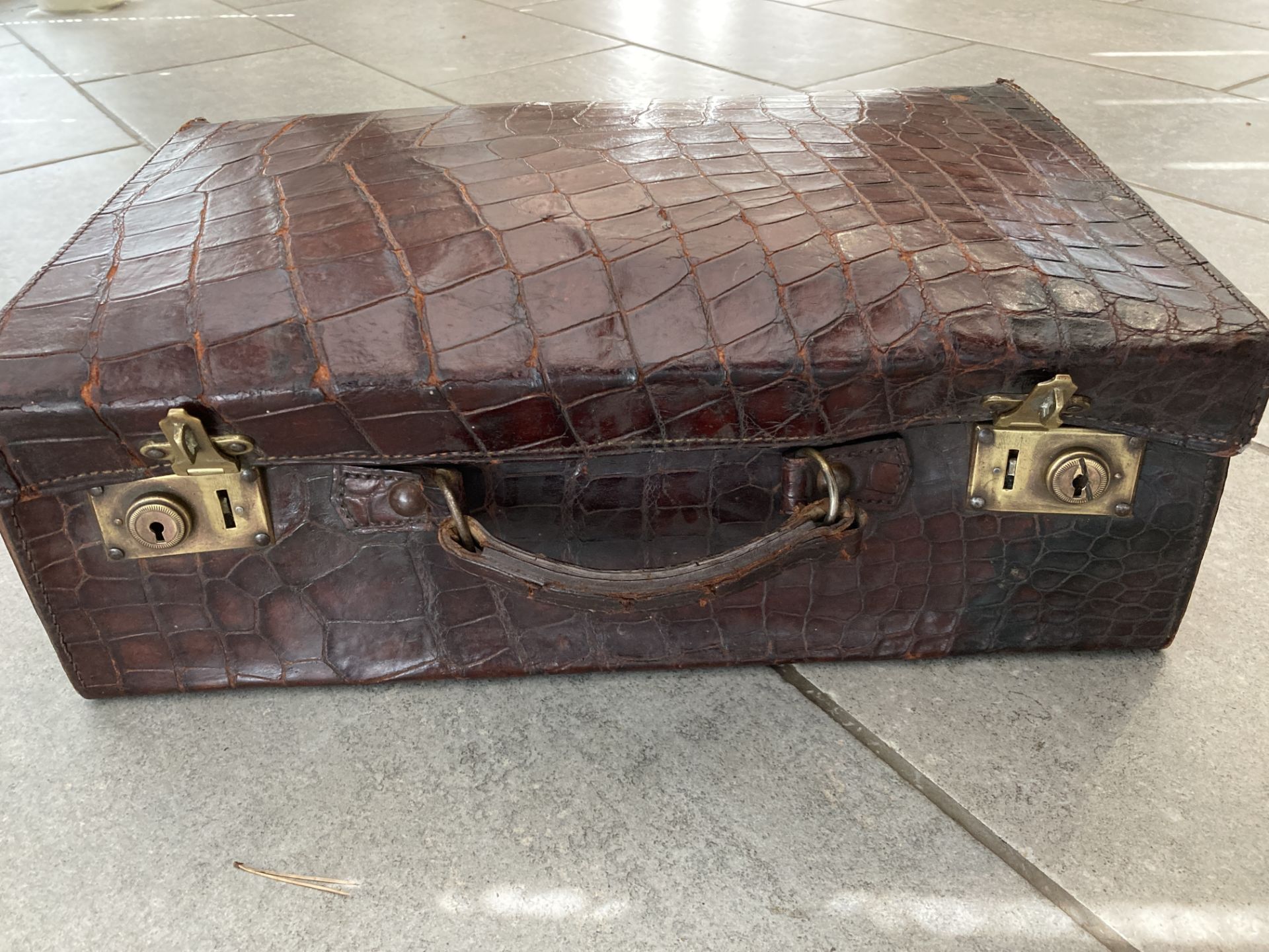 ALIGATOR STYLE LEATHER BRIEFCASE/ SUITCASE - Image 2 of 4