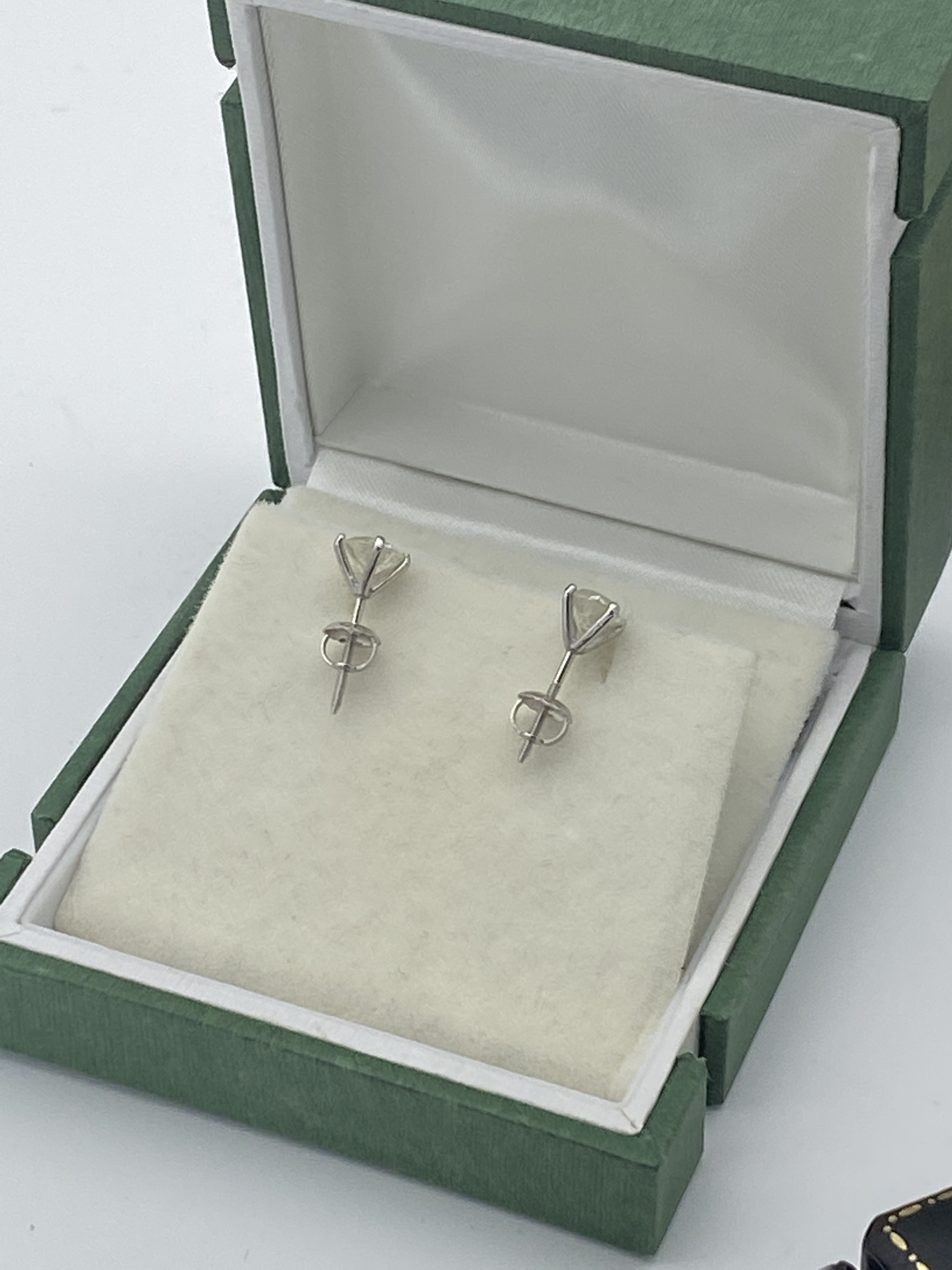 14k WHITE GOLD 1.50ct DIAMOND STUD EARRINGS WITH SCREWBACKS - Image 3 of 3