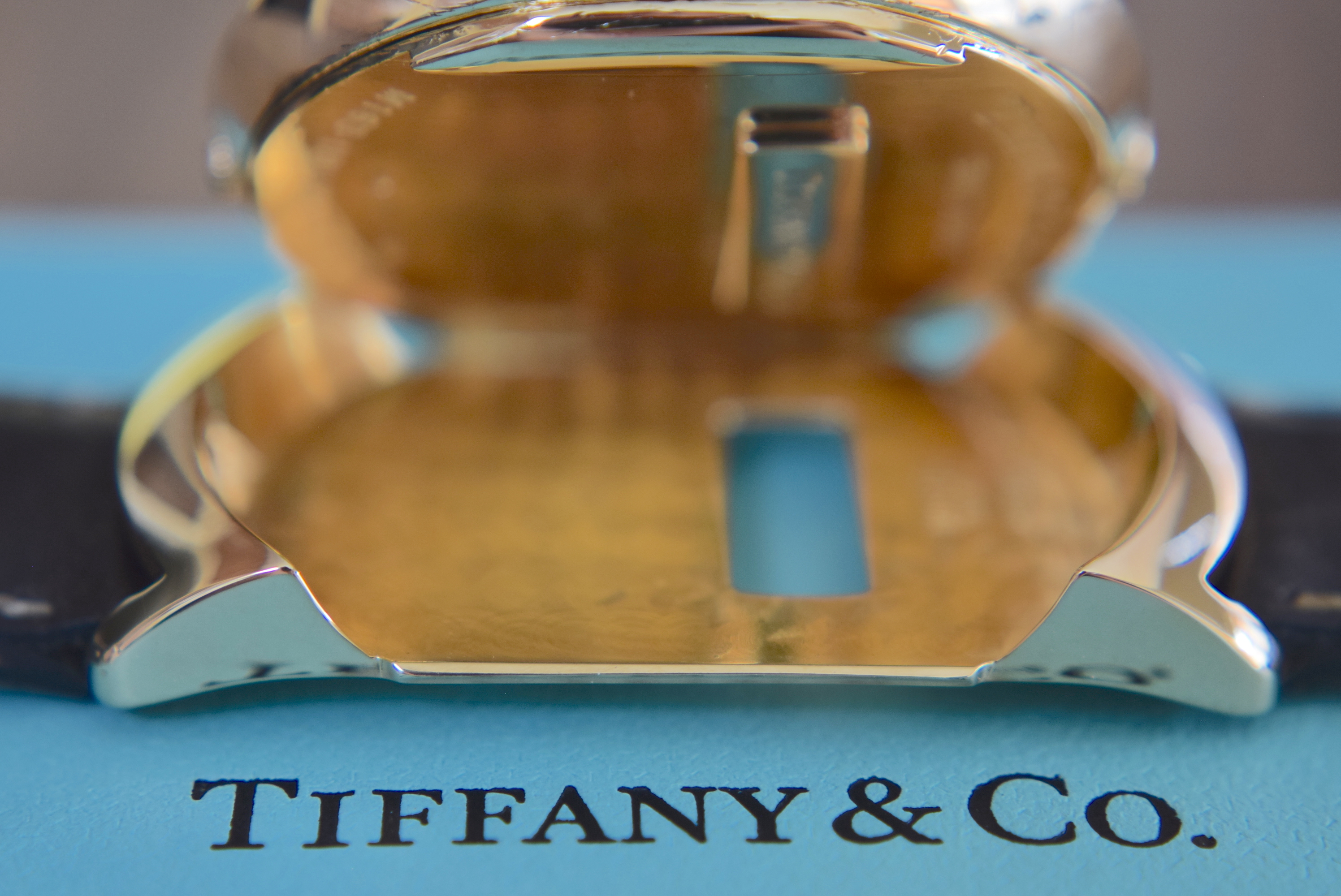RARE 18K GOLD TIFFANY & CO. "TONNEAU" DUAL-TIME GENTS WRISTWATCH (WITH £9,000 VALUATION) - Image 9 of 10