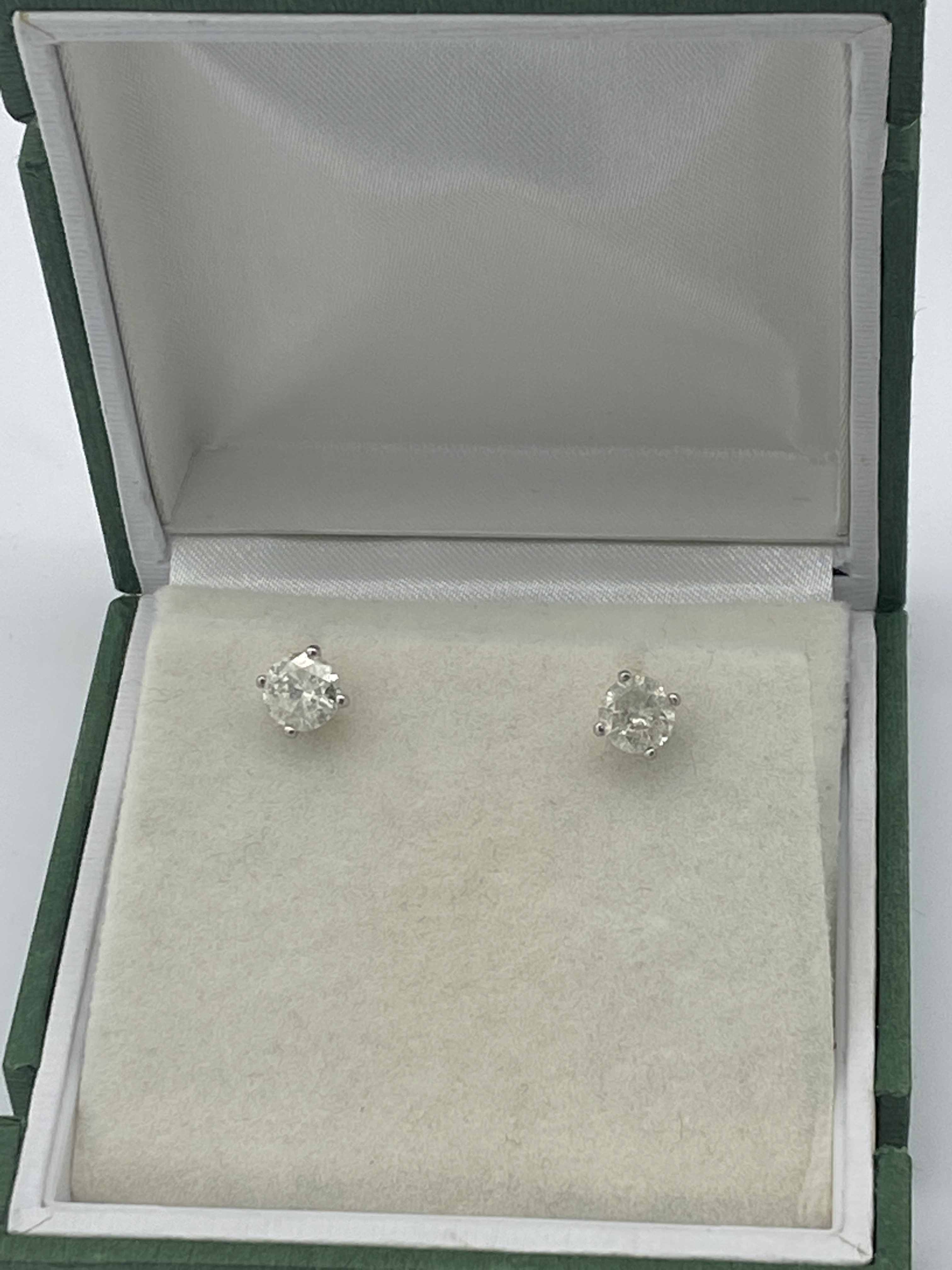 14k WHITE GOLD 1.50ct DIAMOND STUD EARRINGS WITH SCREWBACKS - Image 2 of 3