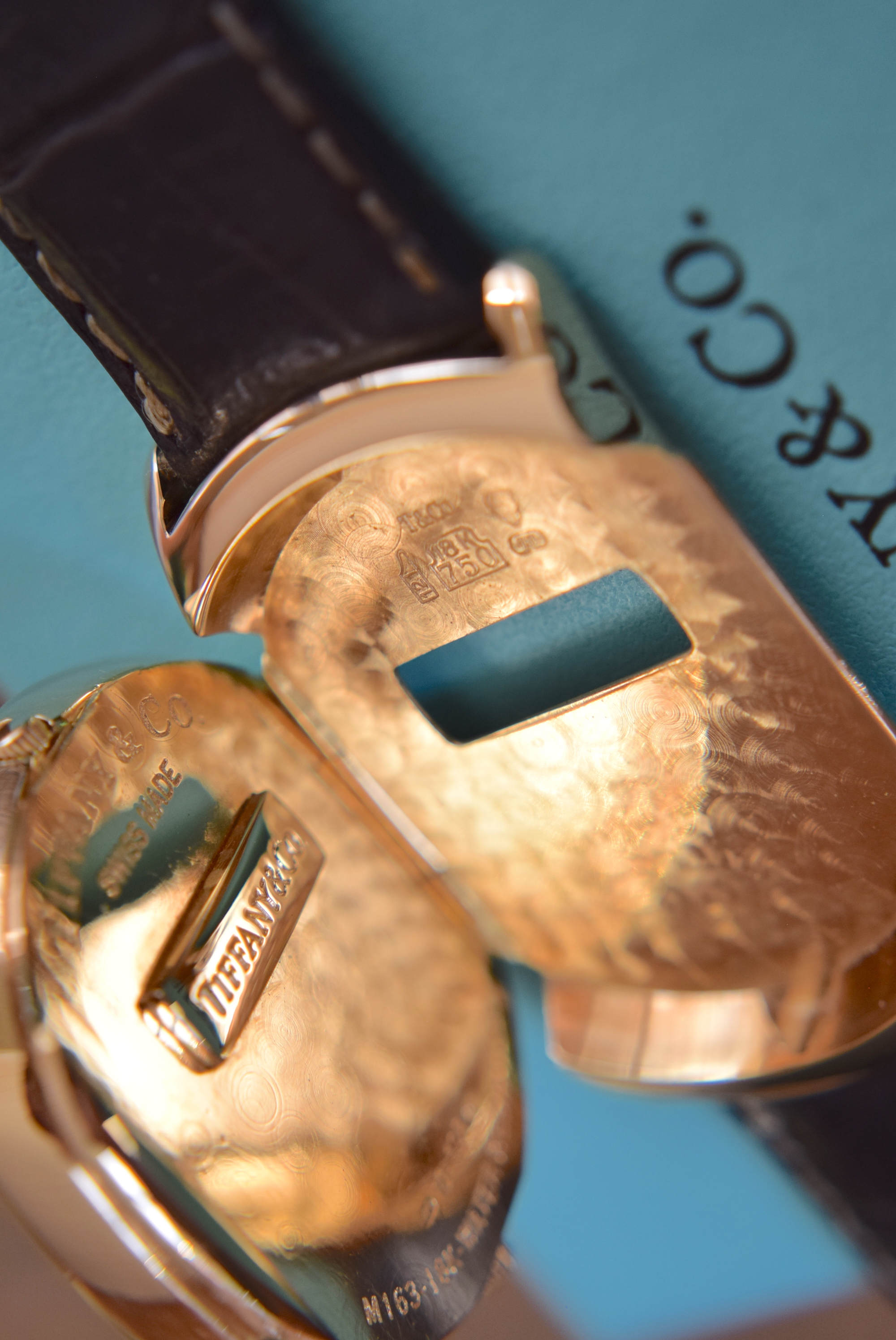 RARE 18K GOLD TIFFANY & CO. "TONNEAU" DUAL-TIME GENTS WRISTWATCH (WITH £9,000 VALUATION) - Image 10 of 10