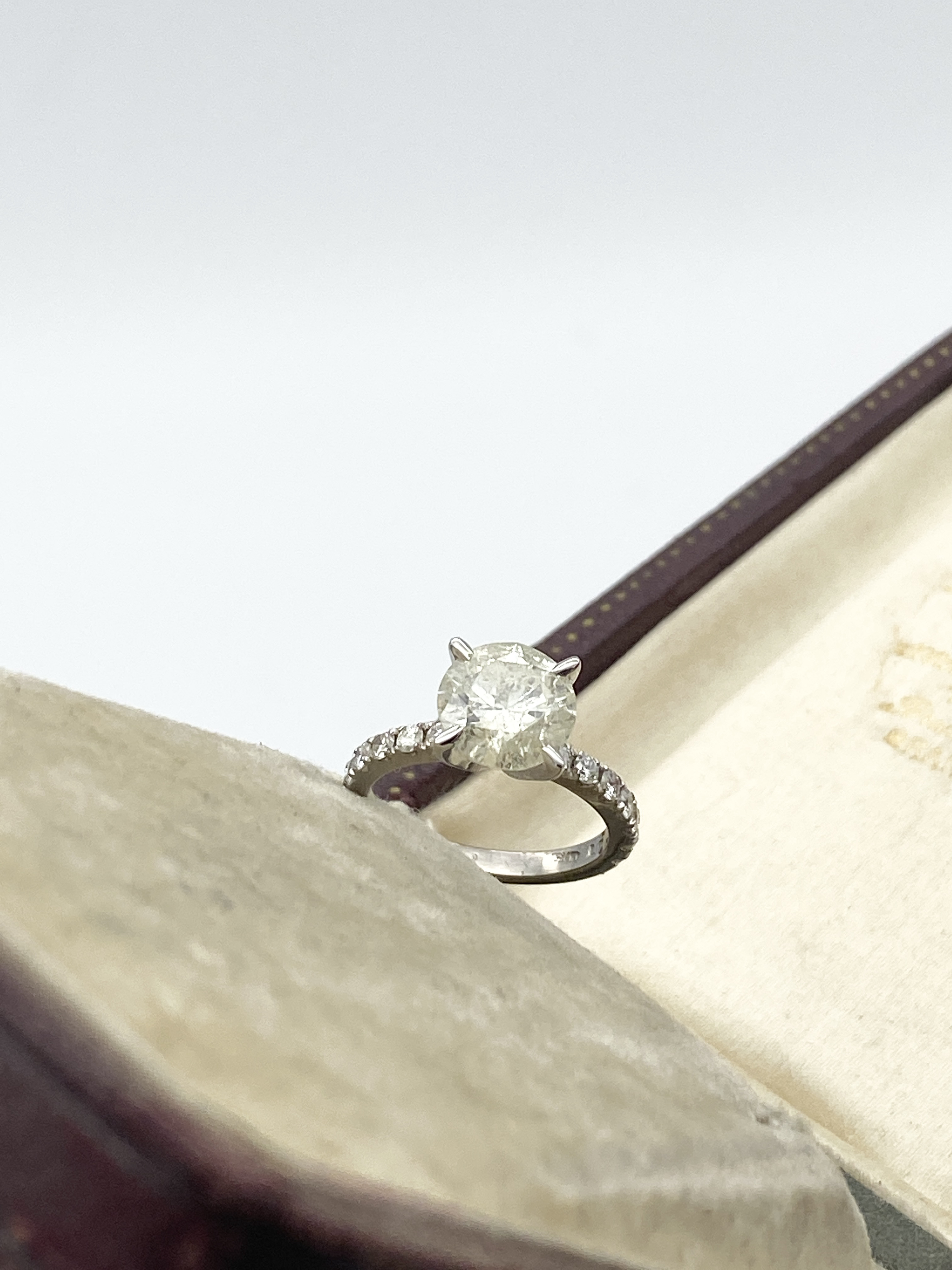 2.63ct DIAMOND SOLITAIRE WITH 0.50ct DIAMOND ACCENTS WITH VALUATION FOR £18450.00 - Image 6 of 7