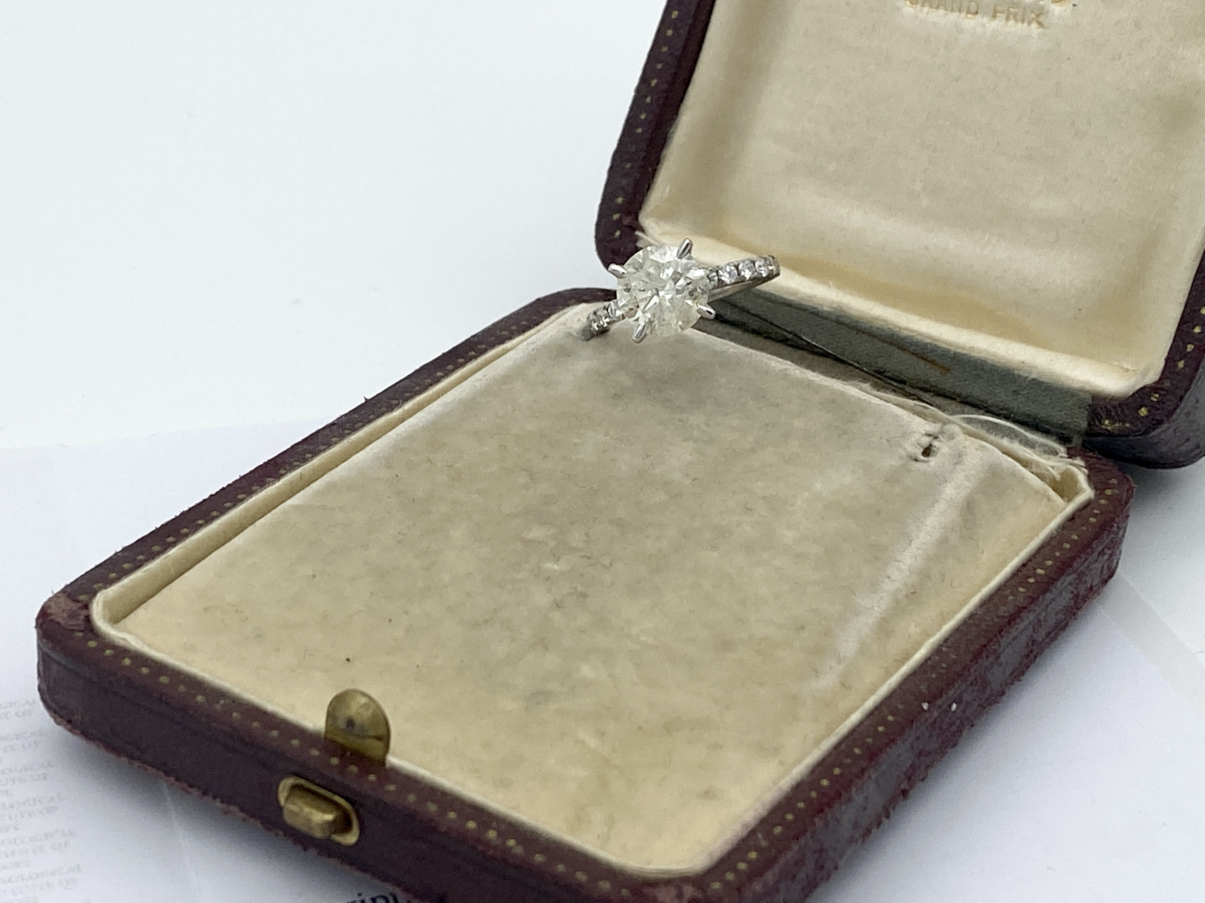 2.63ct DIAMOND SOLITAIRE WITH 0.50ct DIAMOND ACCENTS WITH VALUATION FOR £18450.00 - Image 4 of 7