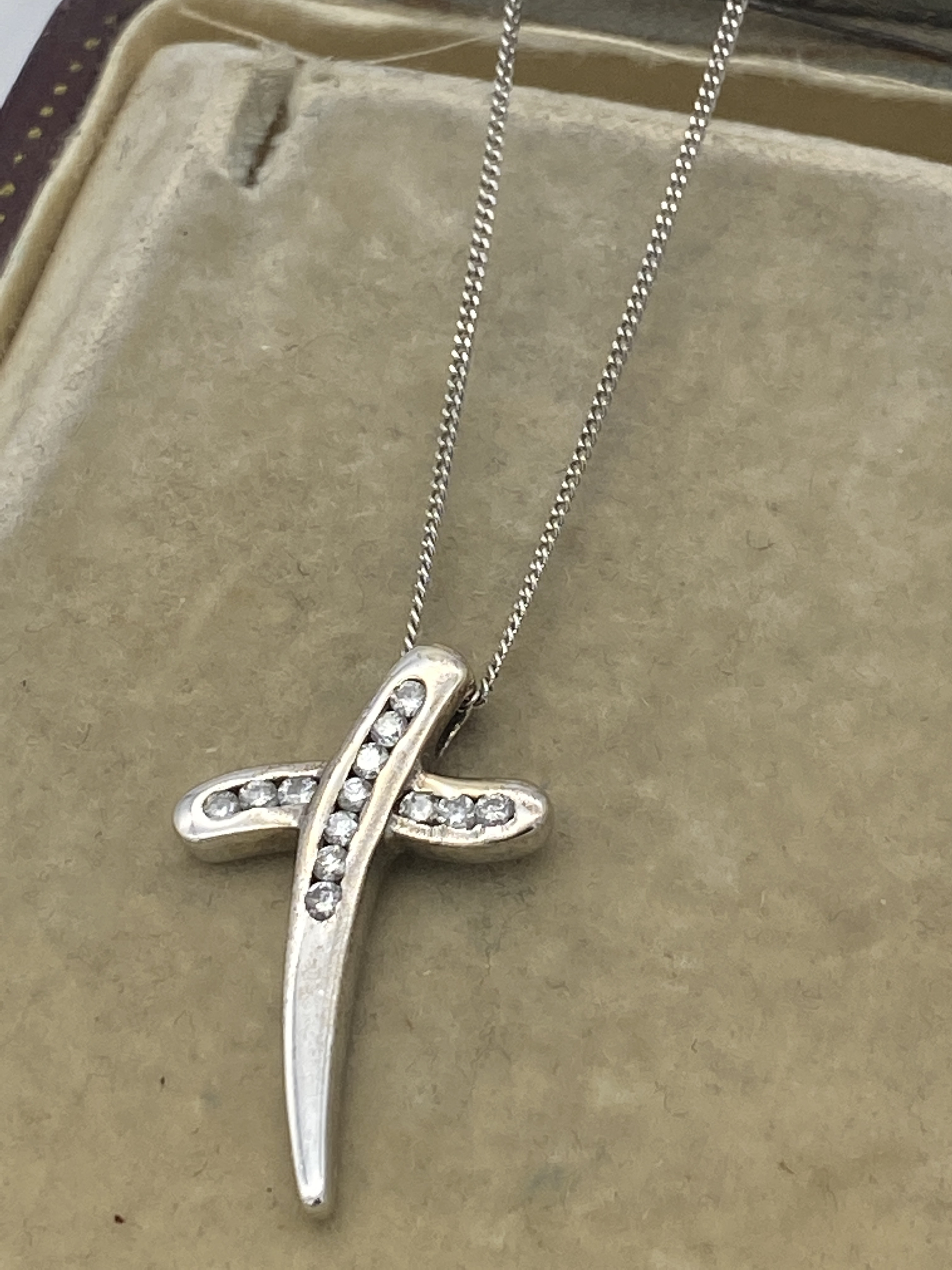 9ct WHITE GOLD DIAMOND SET CROSS & CHAIN