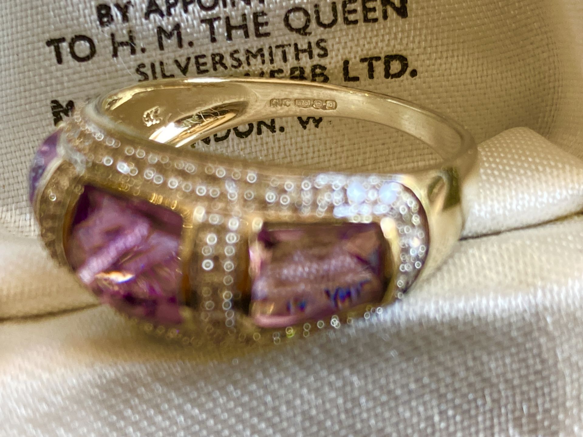 9CT YELLOW GOLD AMETHYST & DIAMOND RING - SIZE: S / WEIGHT: 3.5G