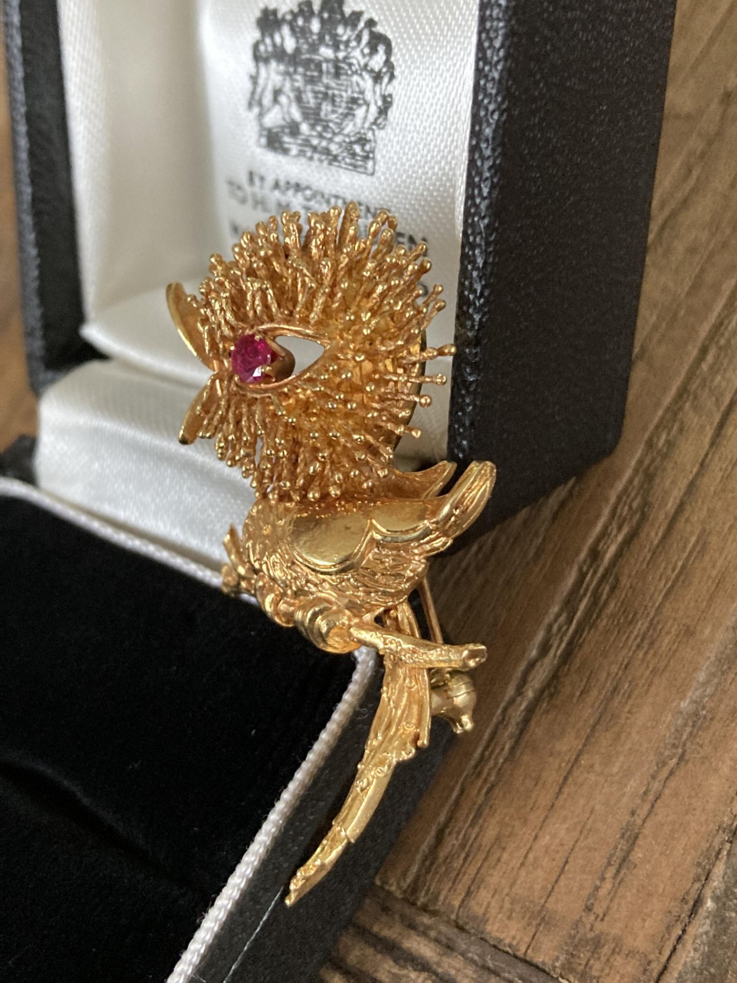 RUBY SET BIRD/ CHICK DESIGN BROOCH IN 18CT YELLOW GOLD - WEIGHT: 13G