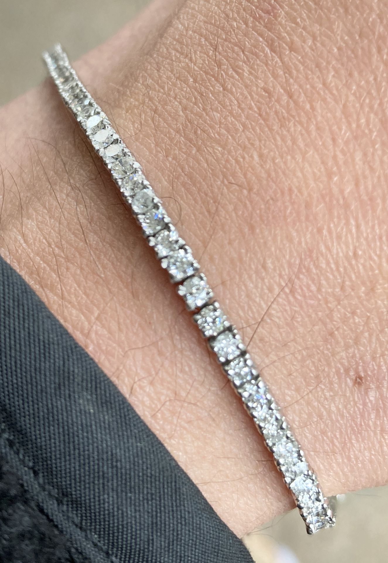 18CT WHITE GOLD 3.2-3.5CT DIAMOND TENNIS BRACELET - Image 4 of 4