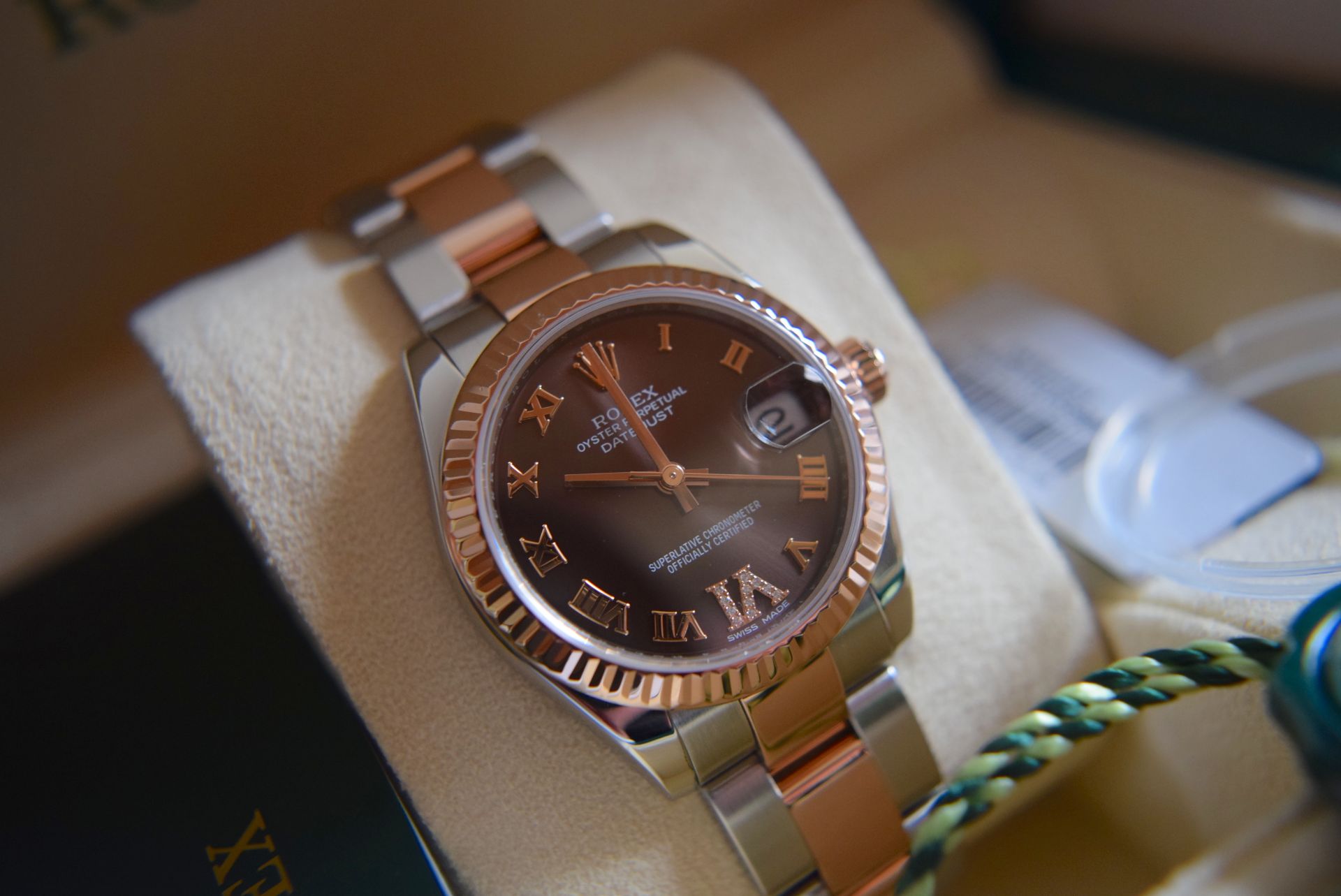 ROLEX 31MM “EVEROSE” DATEJUST, CHOCOLATE “VI” DIAMOND DIAL, REF. 178271 - Image 5 of 23