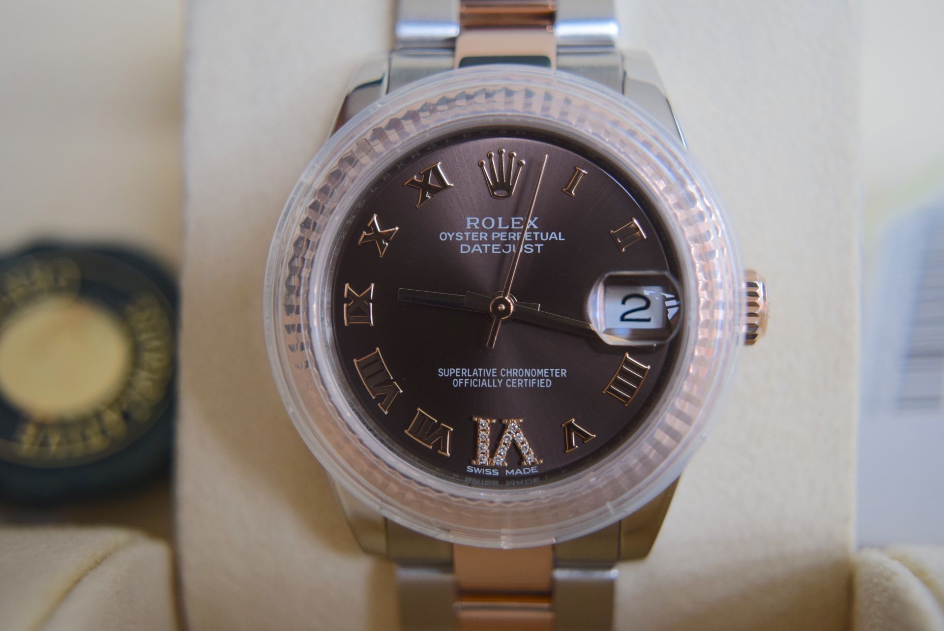 ROLEX 31MM “EVEROSE” DATEJUST, CHOCOLATE “VI” DIAMOND DIAL, REF. 178271 - Image 14 of 23