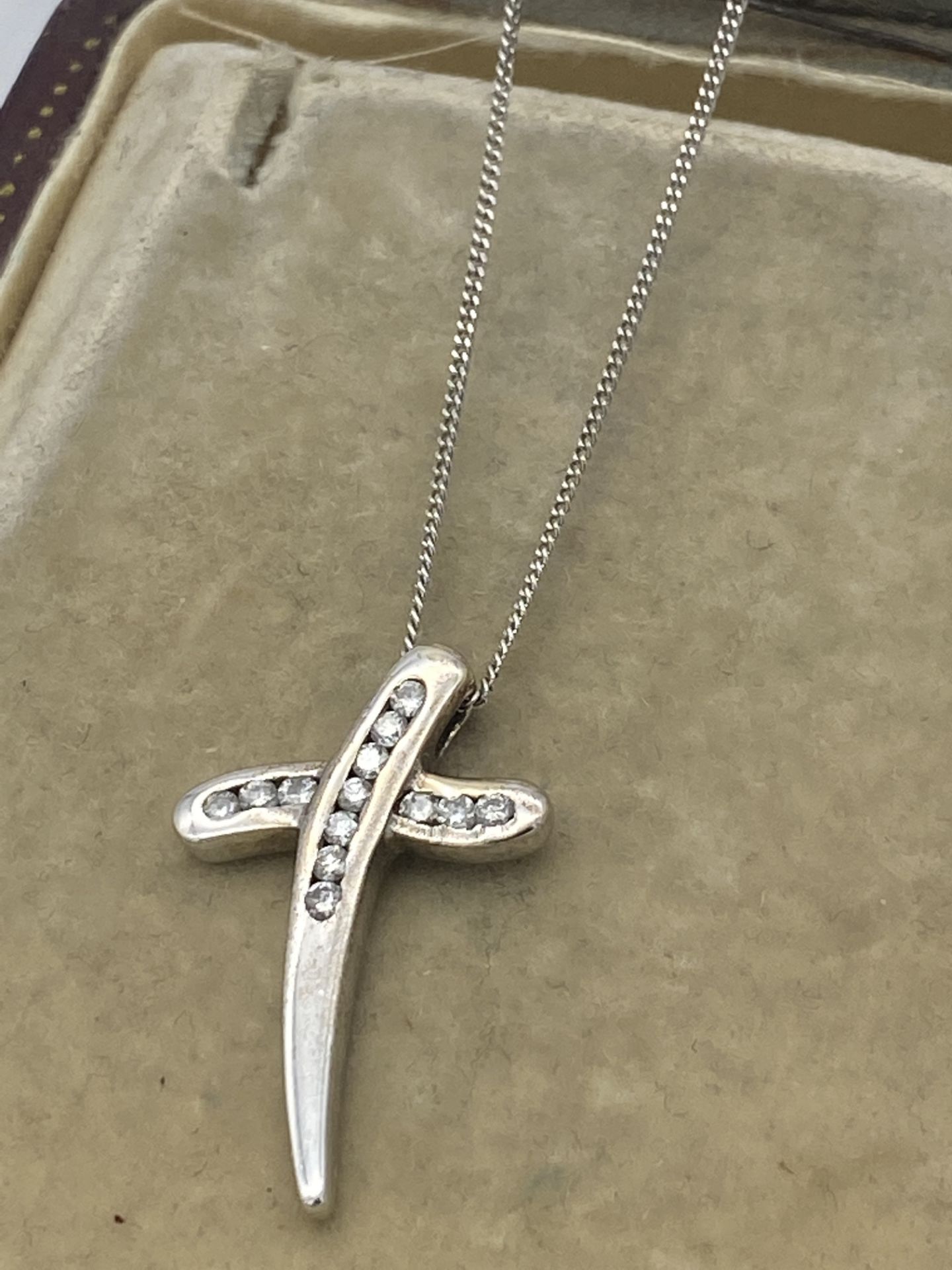 9ct WHITE GOLD DIAMOND SET CROSS & CHAIN