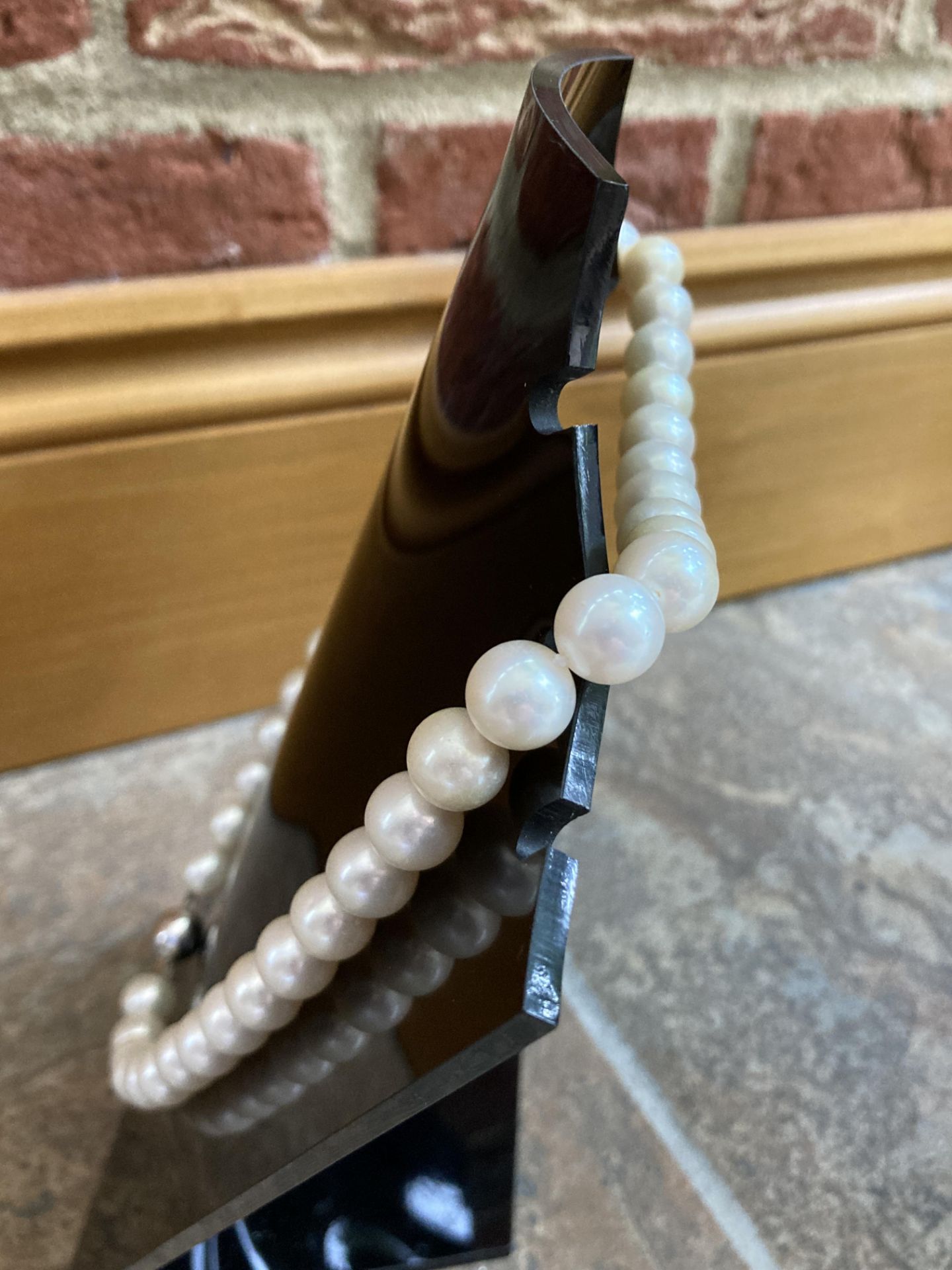 PEARL NECKLACE WITH 9K WHITE GOLD DECORATIVE CLASP - Image 3 of 3