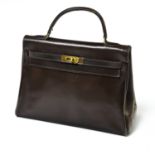 HERMES "Kelly", supple 32 cm Havana box leather. Gilt brass detailing. Lock and original Havana